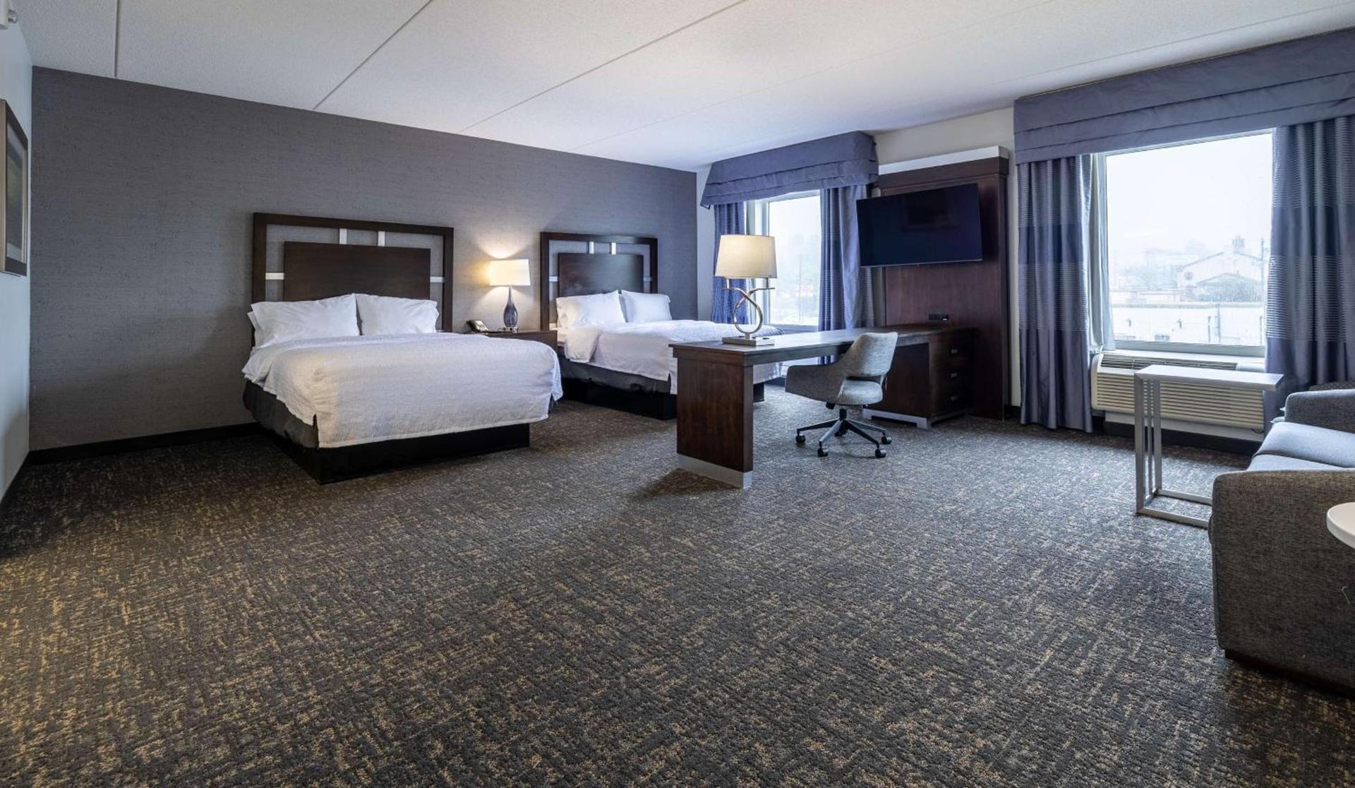 Hampton Inn & Suites Greensboro/Coliseum Area photo 26
