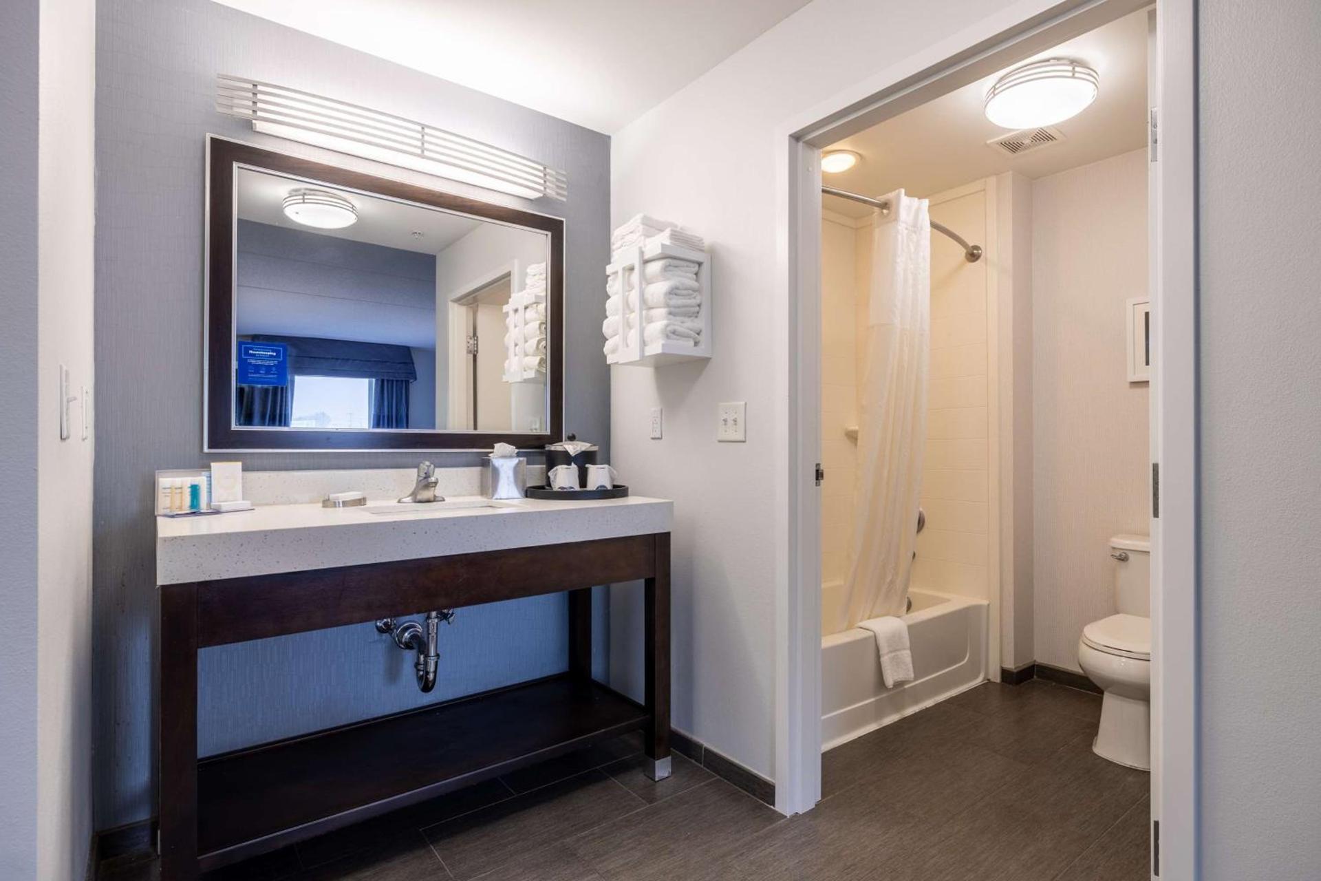 Hampton Inn & Suites Greensboro/Coliseum Area photo 28