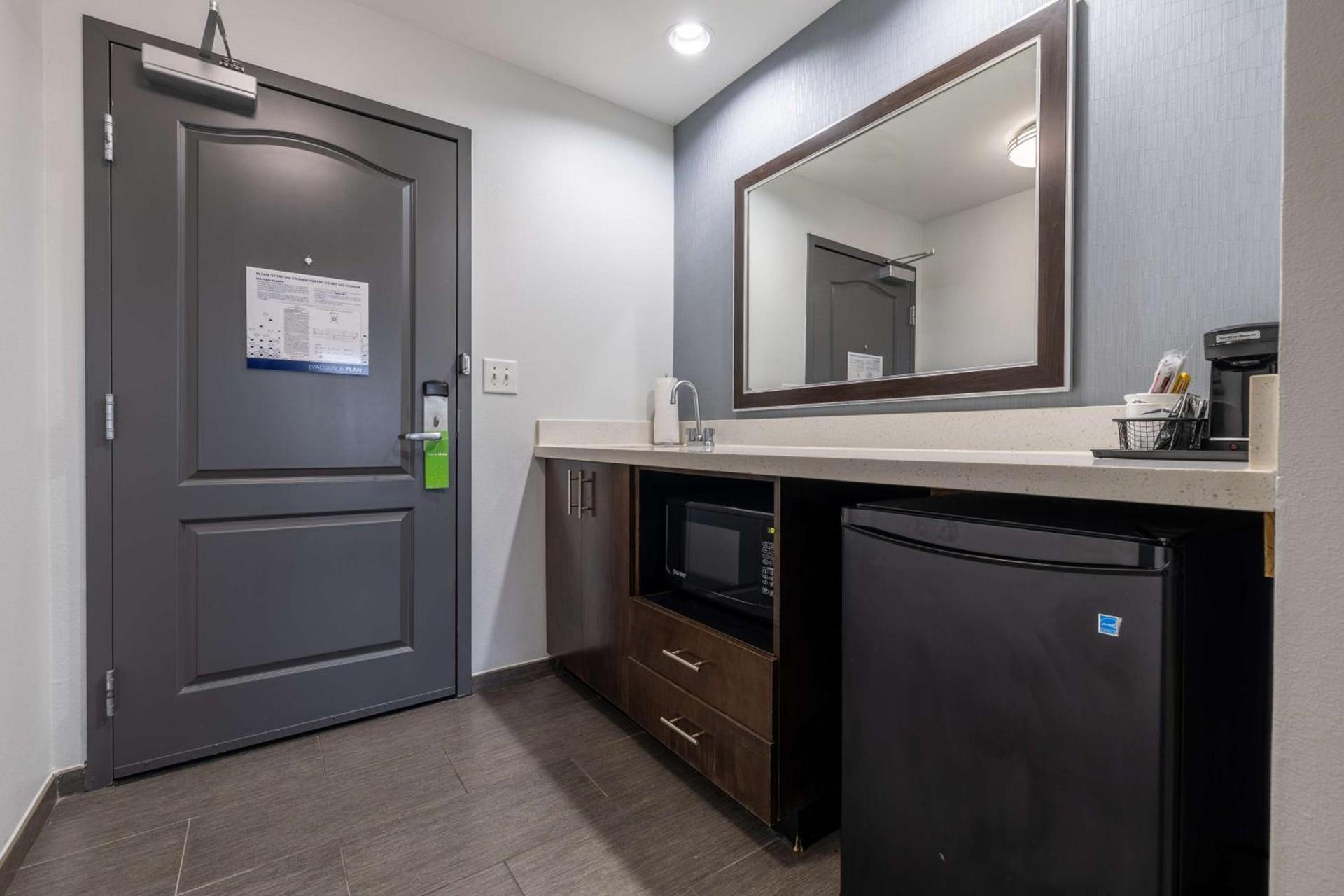 Hampton Inn & Suites Greensboro/Coliseum Area photo 29