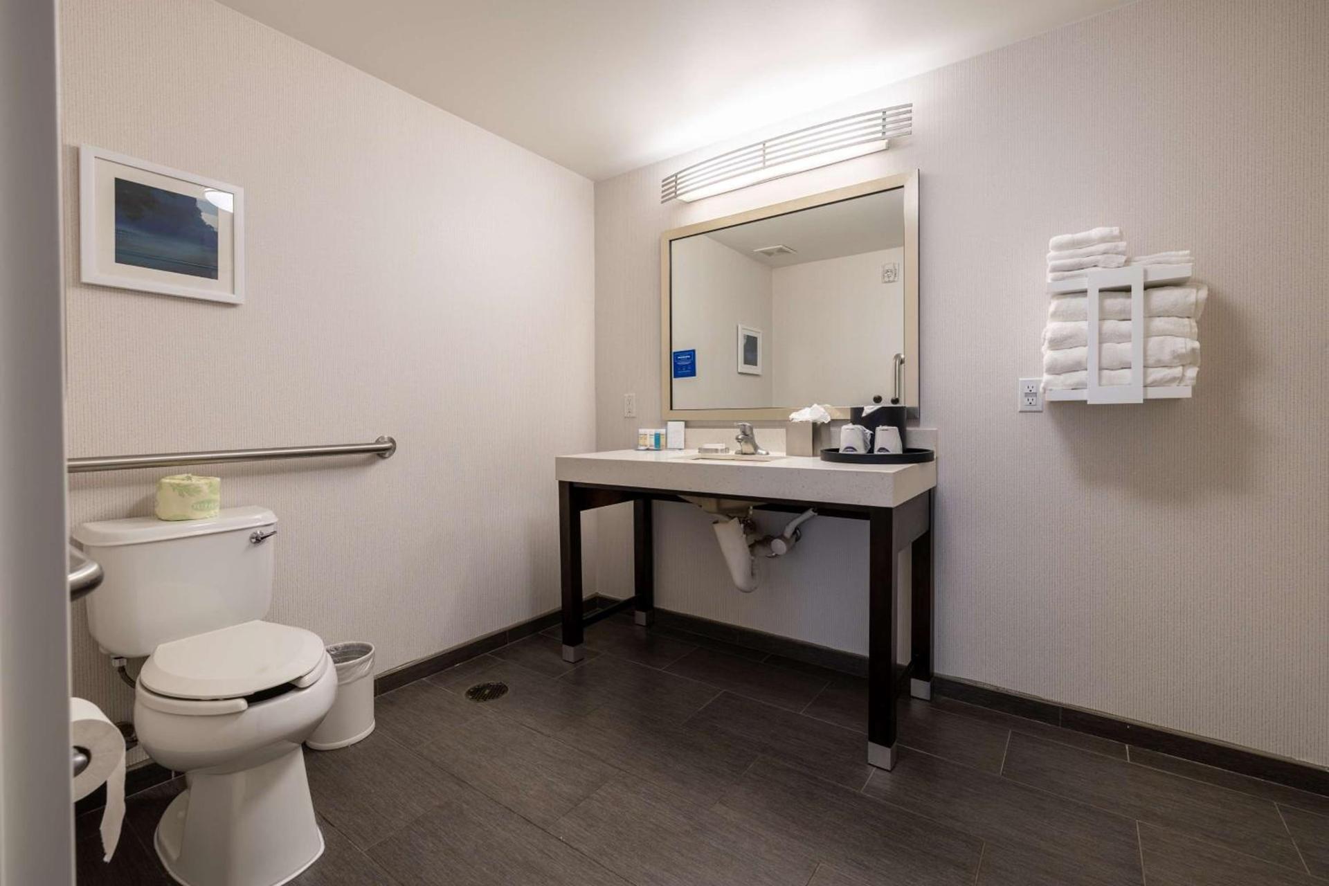 Hampton Inn & Suites Greensboro/Coliseum Area photo 27