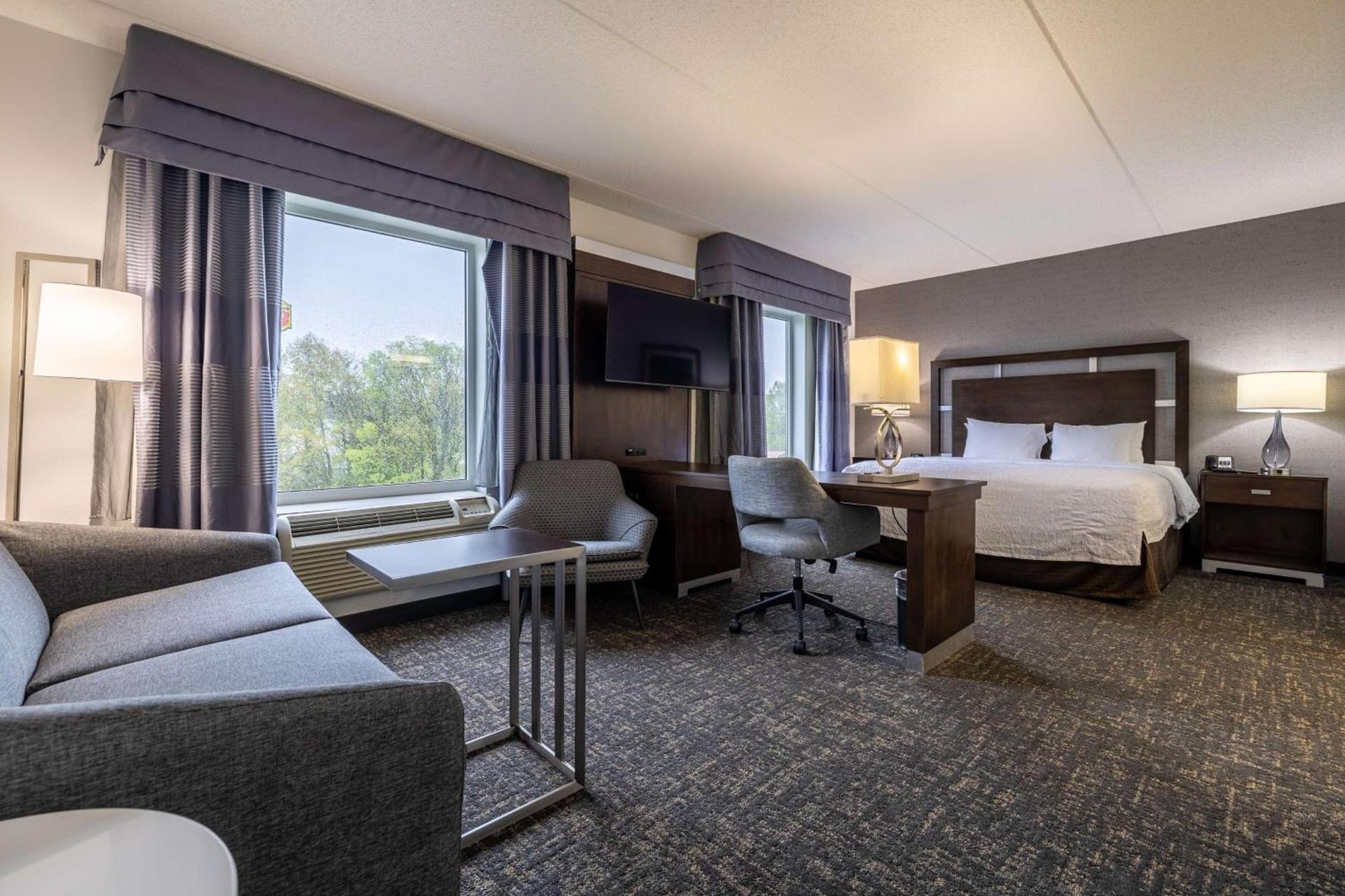 Hampton Inn & Suites Greensboro/Coliseum Area photo 30