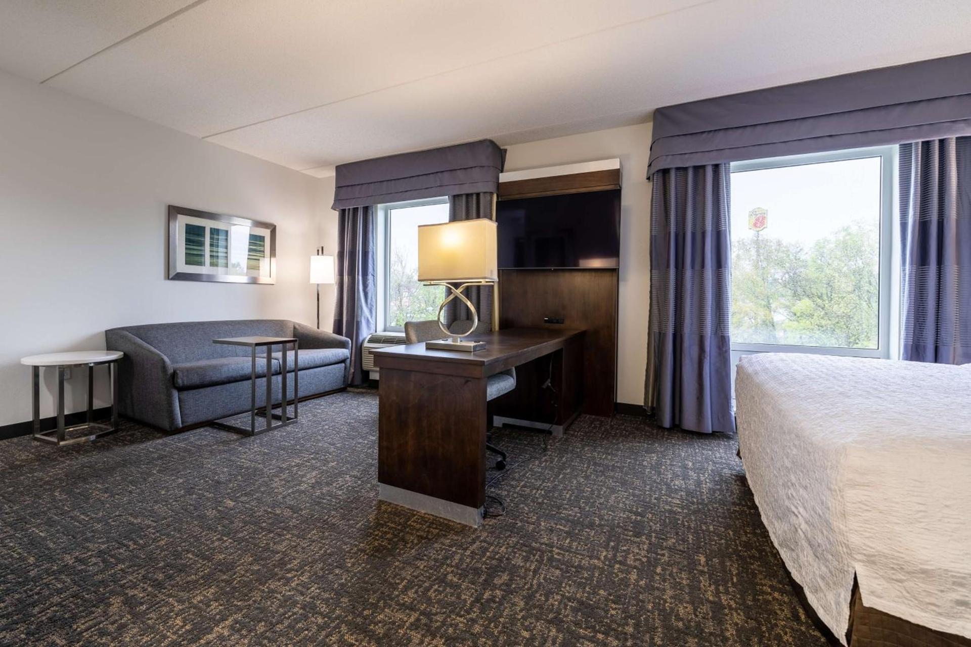 Hampton Inn & Suites Greensboro/Coliseum Area photo 31