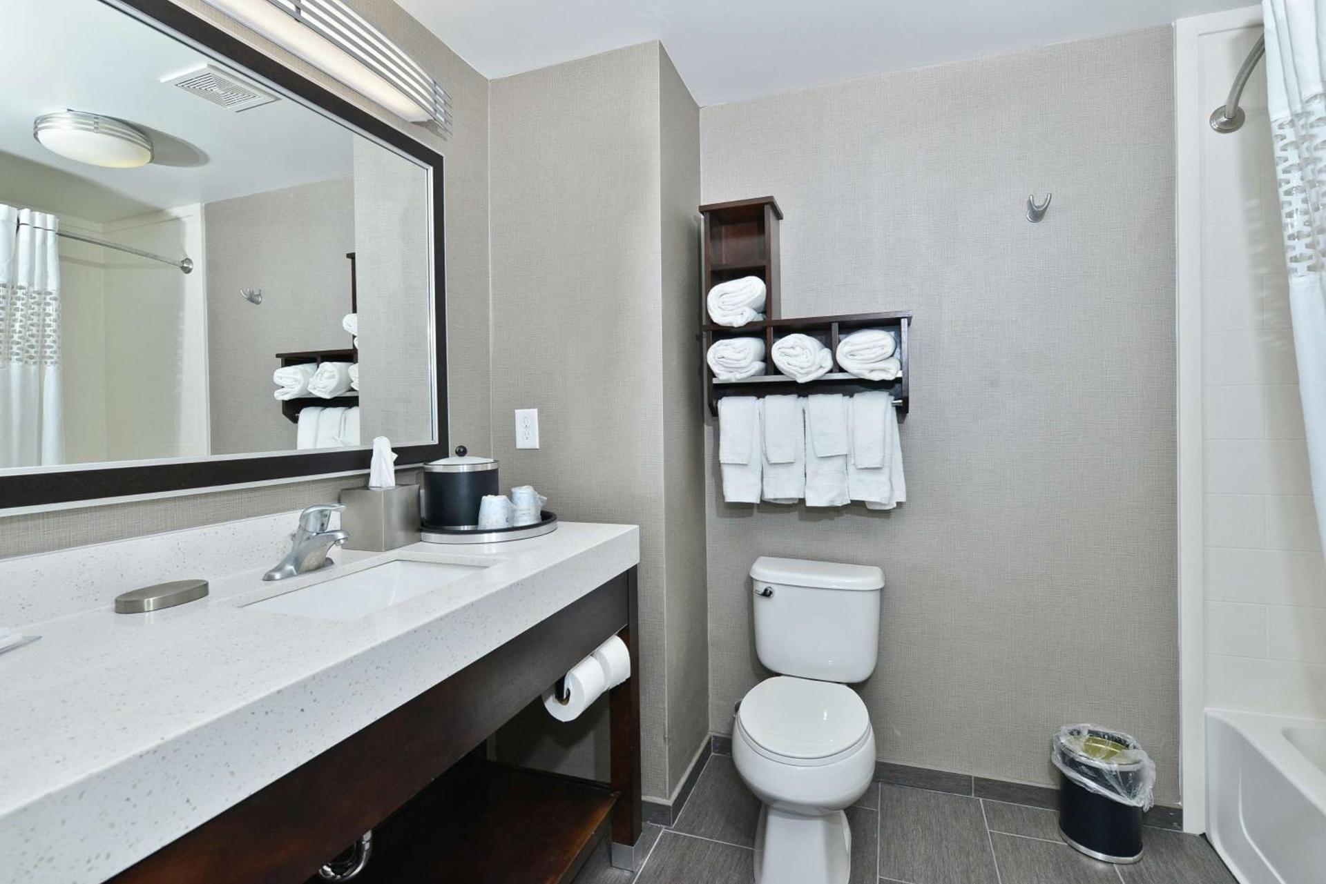 Hampton Inn & Suites Greensboro/Coliseum Area photo 33