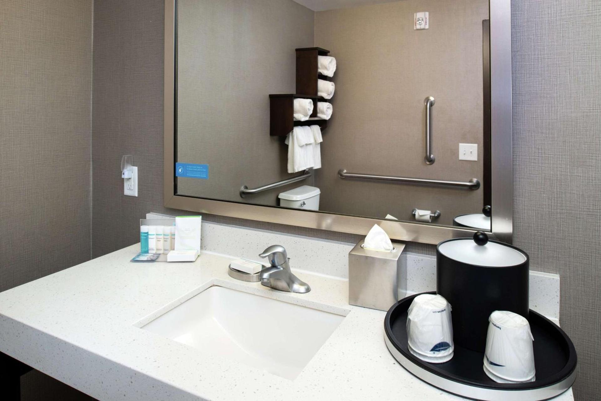 Hampton Inn & Suites Greensboro/Coliseum Area photo 34
