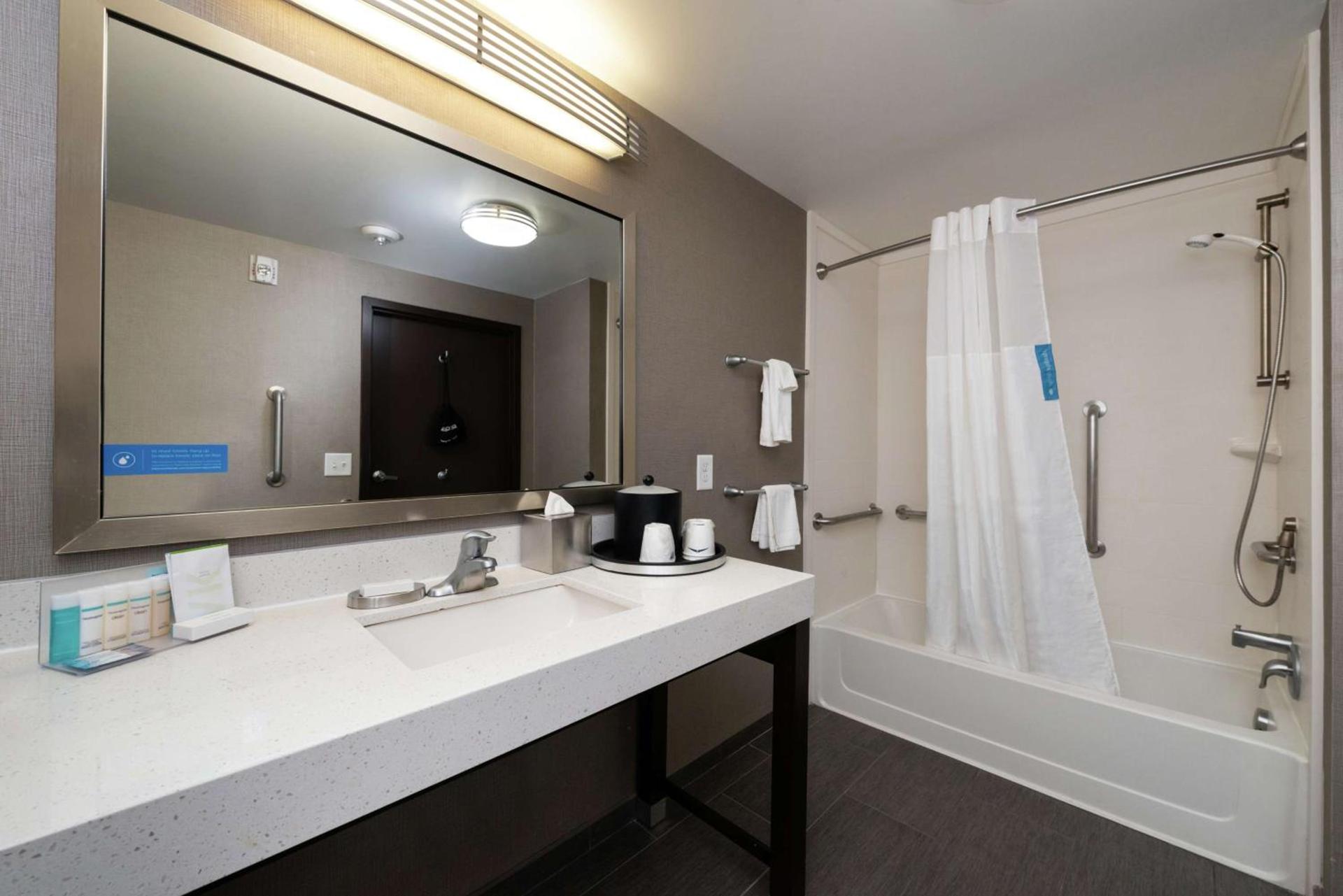 Hampton Inn & Suites Greensboro/Coliseum Area photo 35