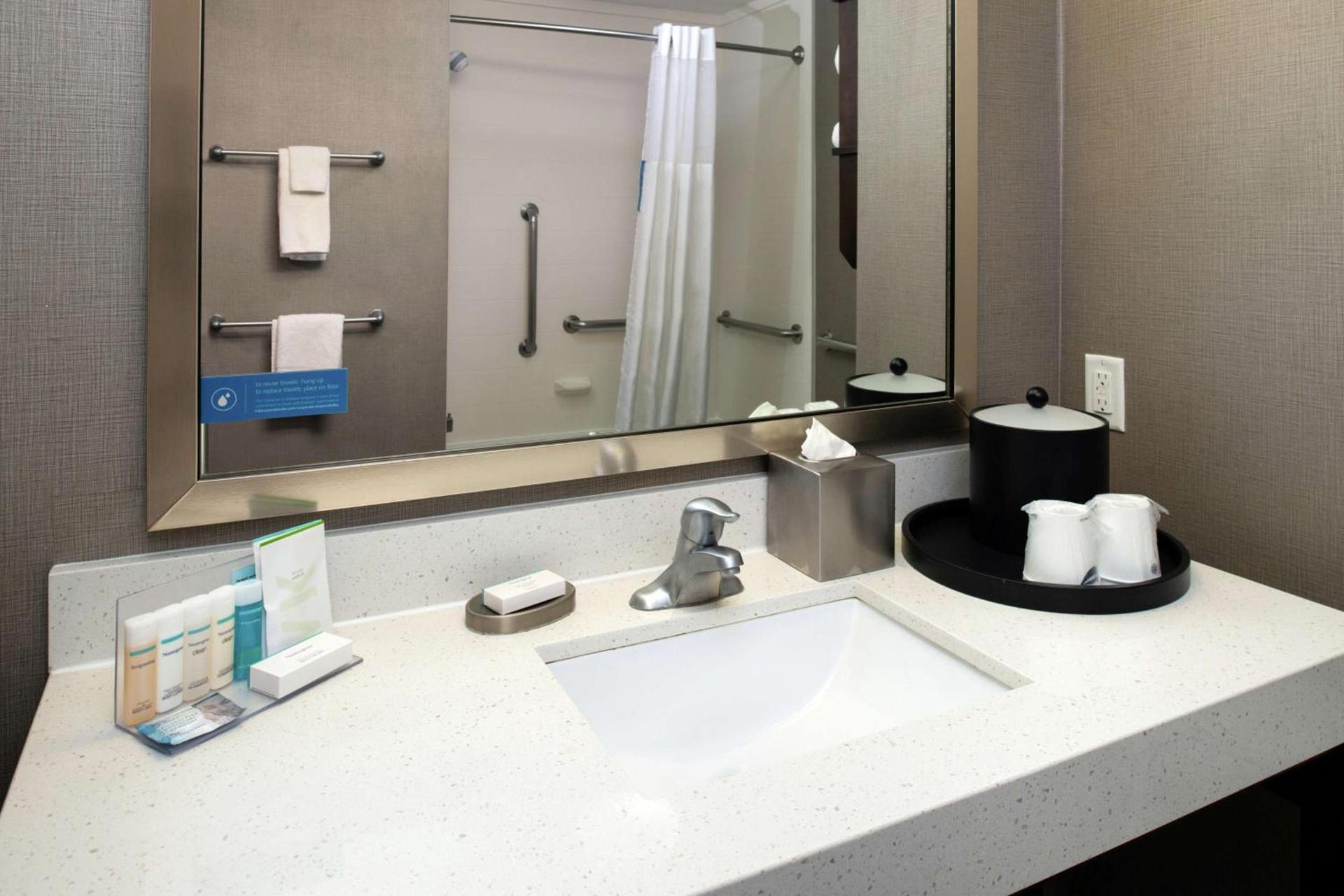 Hampton Inn & Suites Greensboro/Coliseum Area photo 37