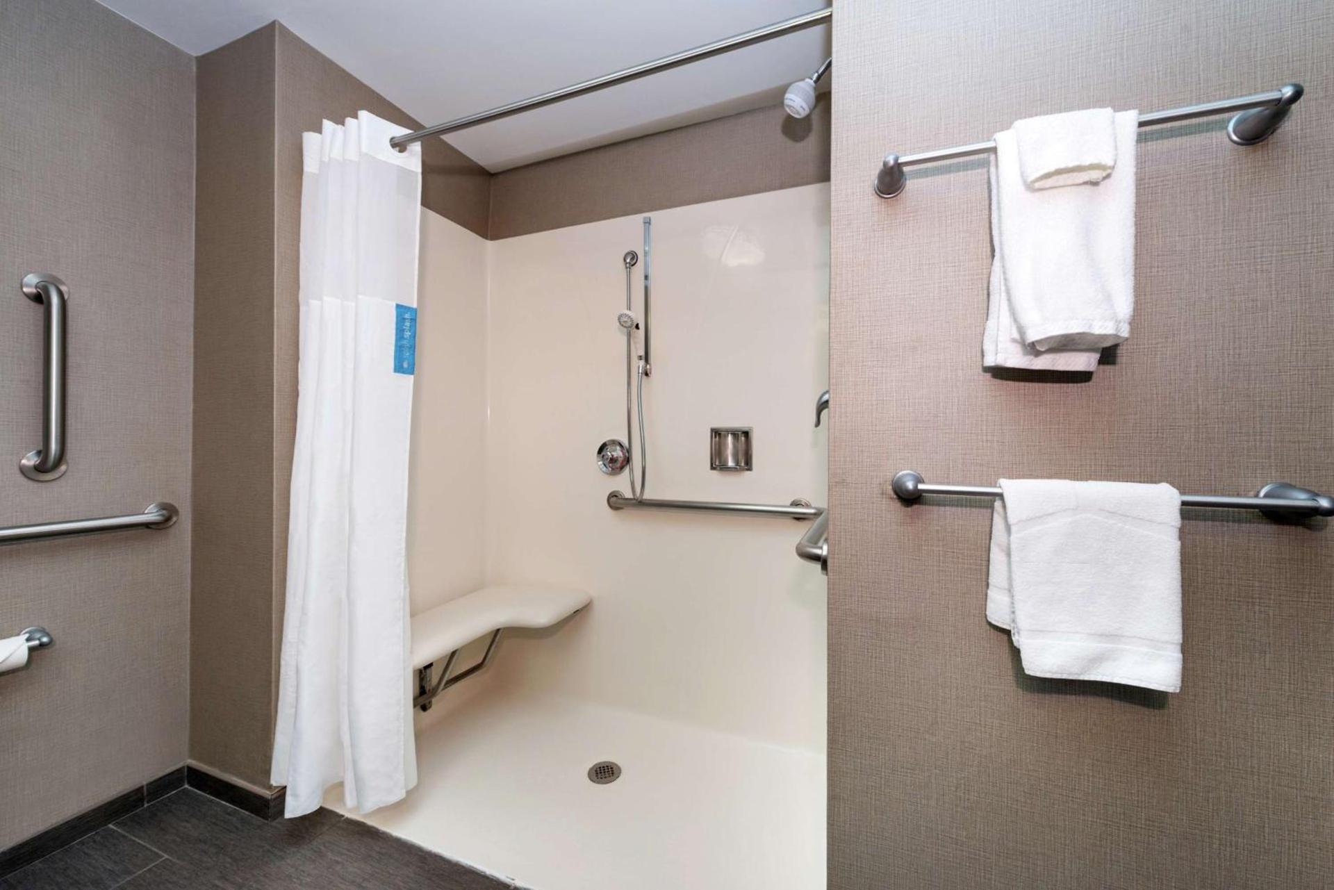 Hampton Inn & Suites Greensboro/Coliseum Area photo 43