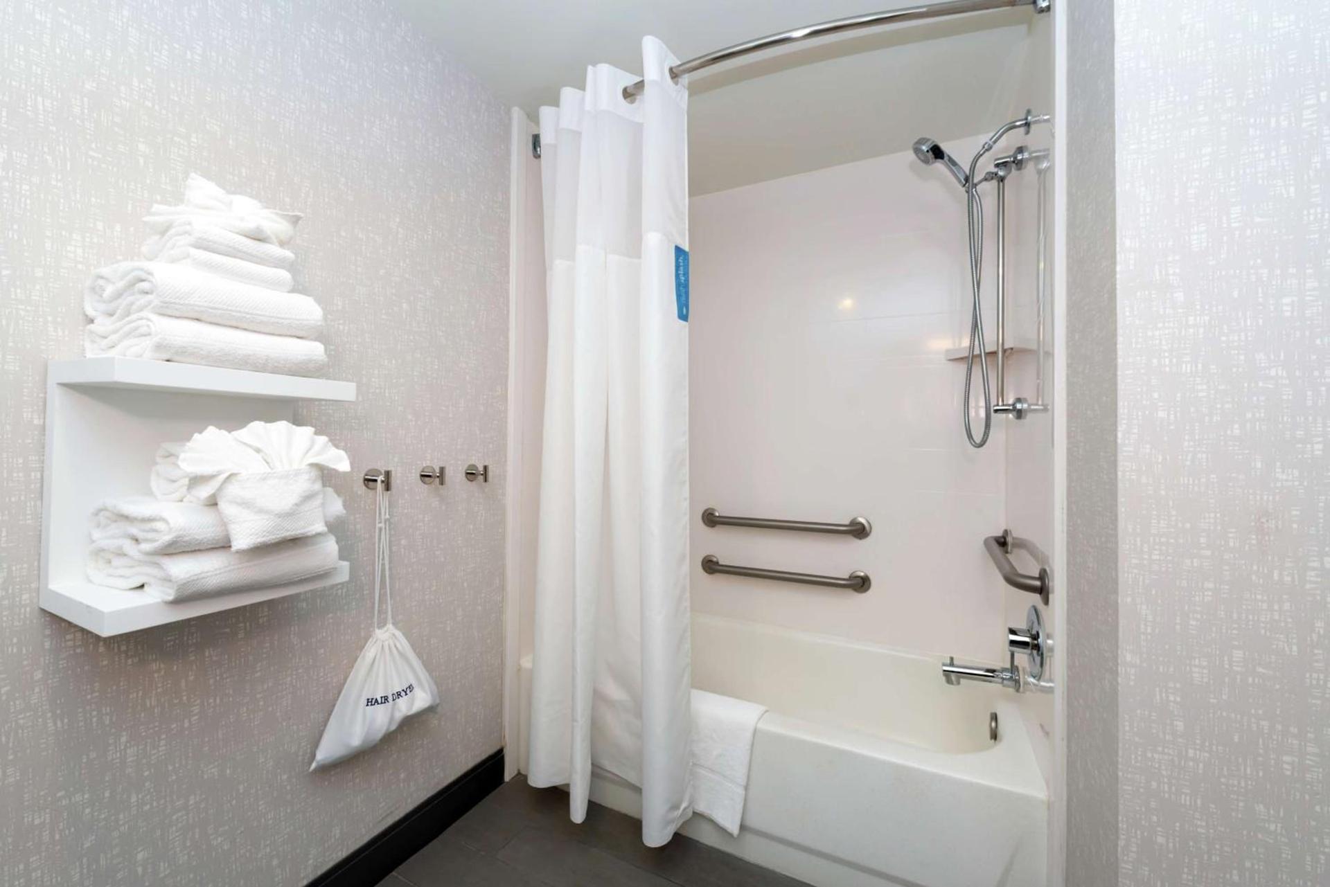 Hampton Inn Greensboro Airport photo 32