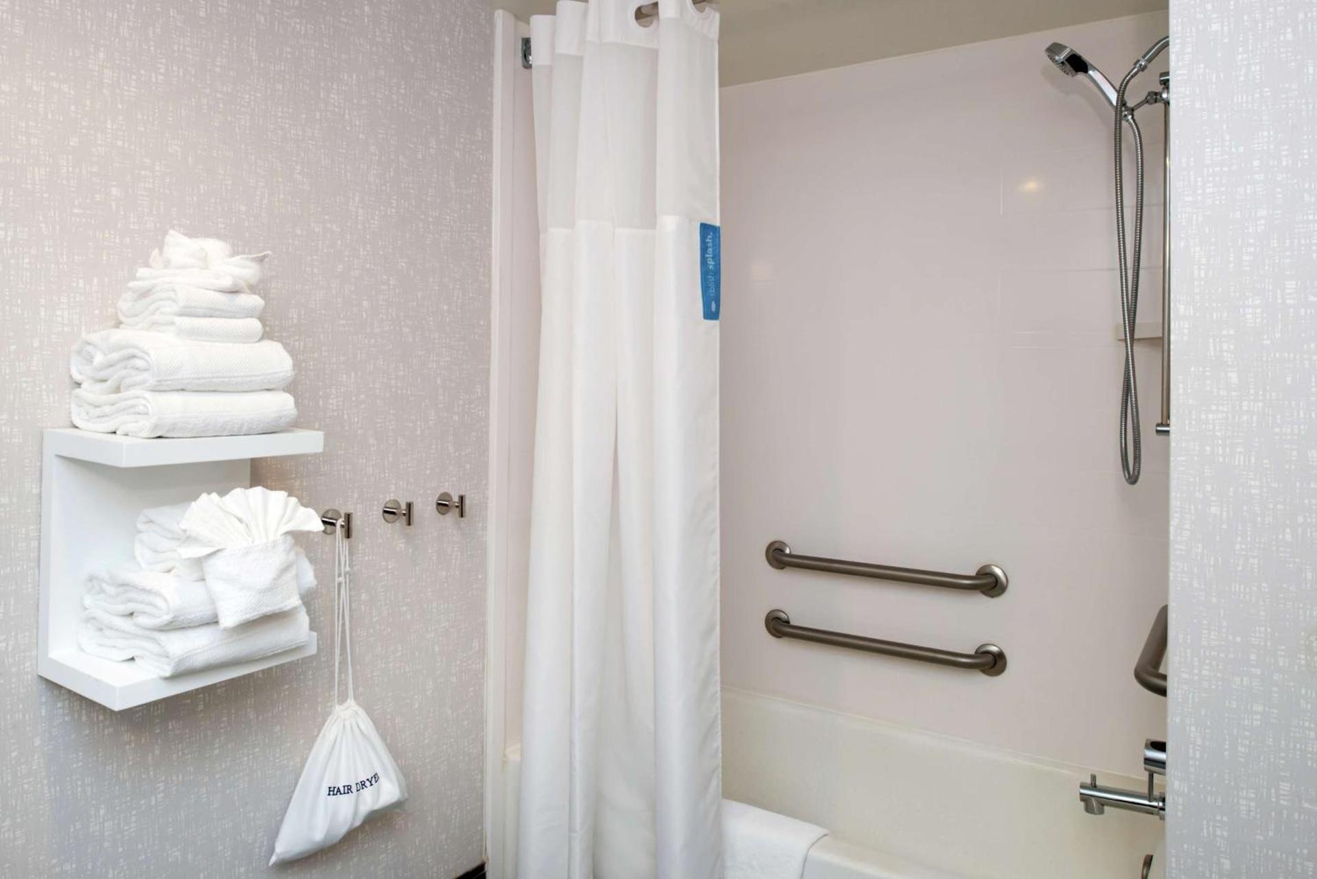 Hampton Inn Greensboro Airport photo 33