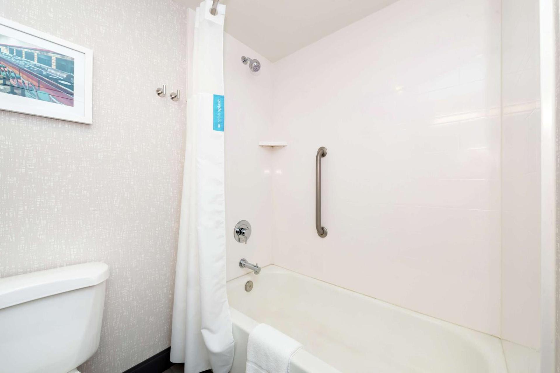 Hampton Inn Greensboro Airport photo 36