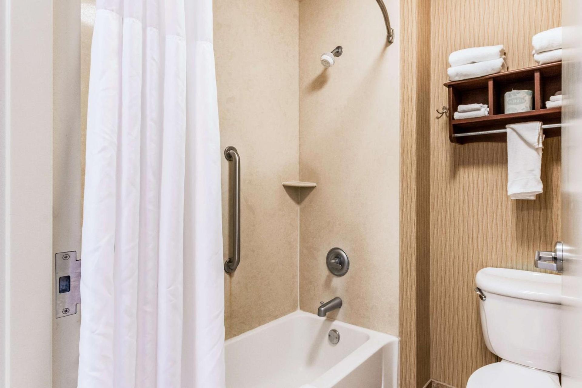 Hampton Inn Derby-Wichita Southeast photo 20