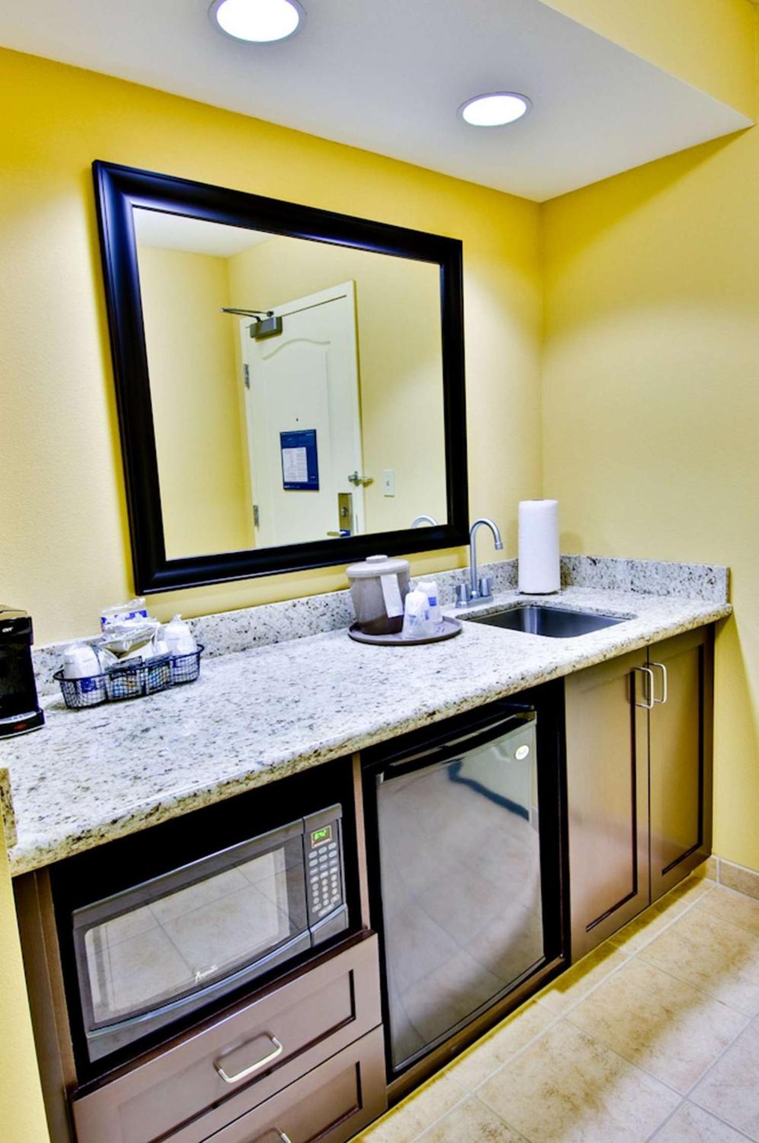 Hampton Inn & Suites Moreno Valley photo 35