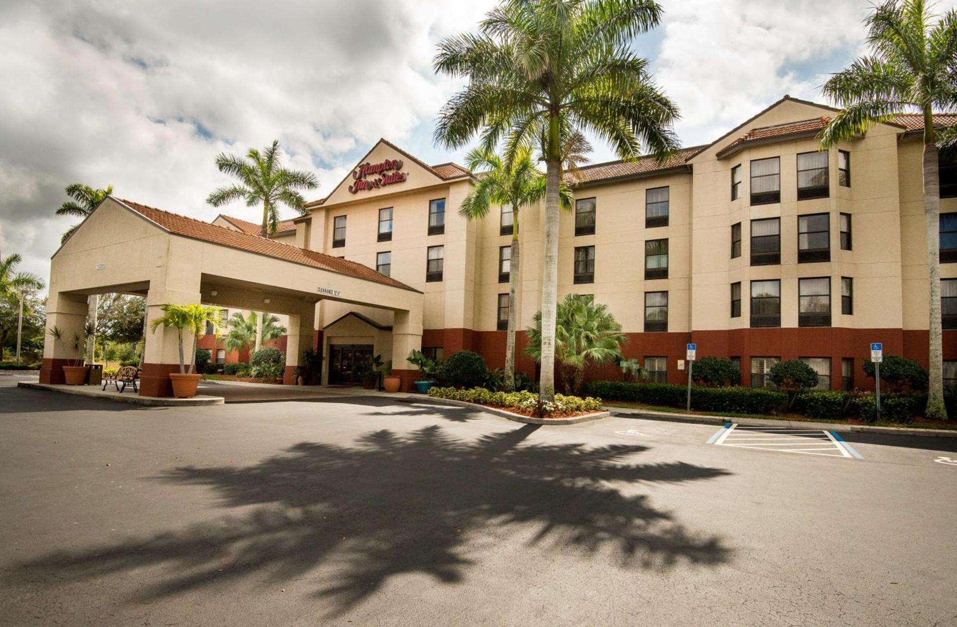 Hampton Inn & Suites Fort Myers Beach/Sanibel Gateway photo 2