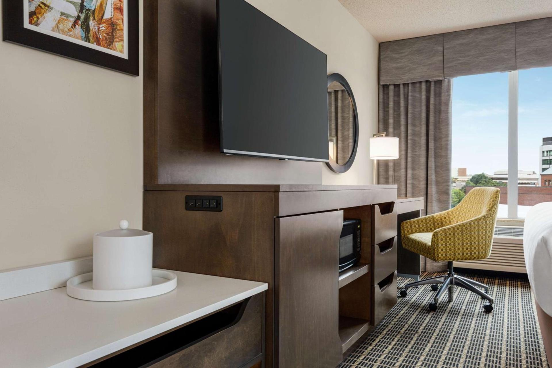 Hampton Inn & Suites Greenville-Downtown-Riverplace photo 20