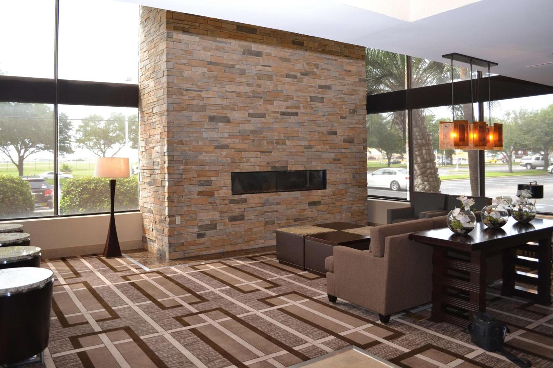 DoubleTree by Hilton Hotel Houston Hobby Airport photo 2