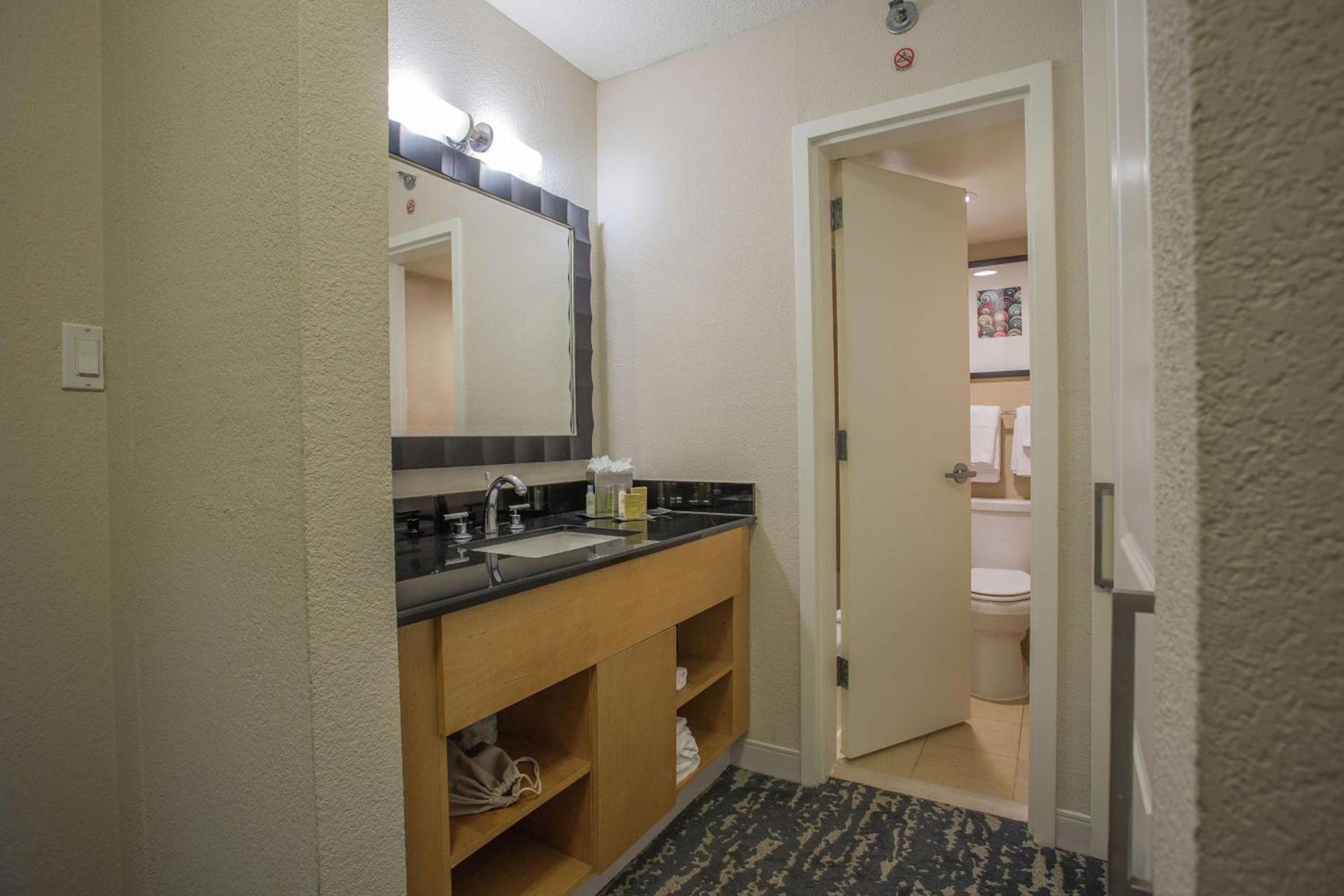 DoubleTree by Hilton Hotel Berkeley Marina photo 39