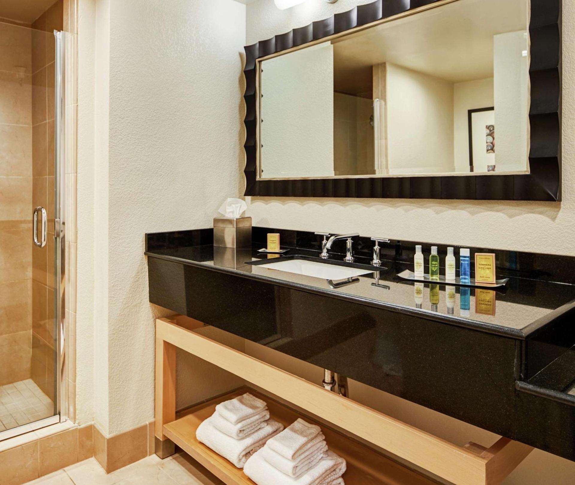 DoubleTree by Hilton Hotel Berkeley Marina photo 40