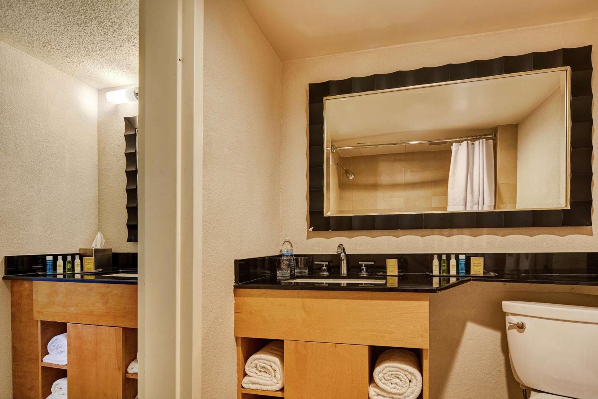 DoubleTree by Hilton Hotel Berkeley Marina photo 45