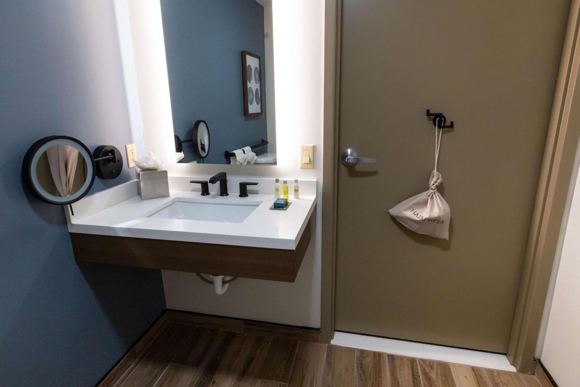 DoubleTree by Hilton Tinton Falls-Eatontown photo 13
