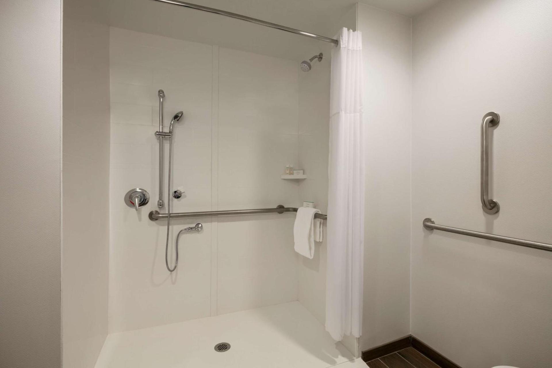 Hampton Inn Kernersville photo 16