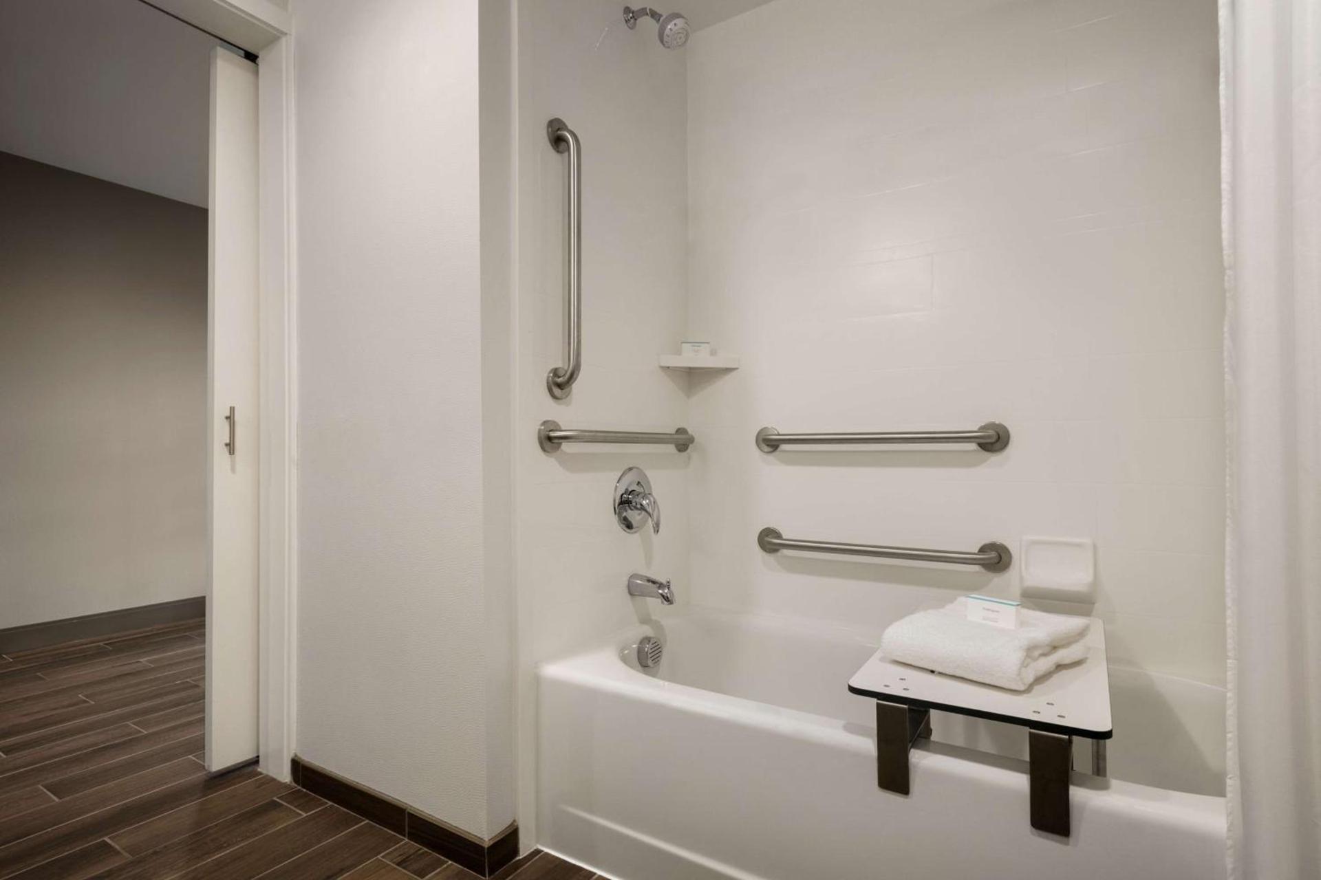Hampton Inn Kernersville photo 17