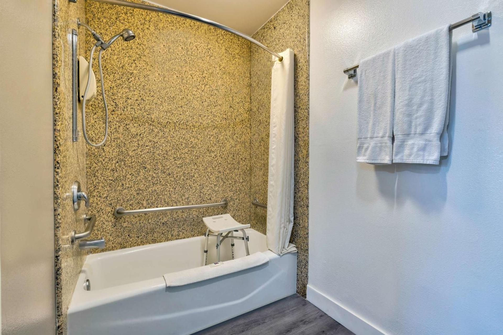 Motel 6 South Gate CA photo 10