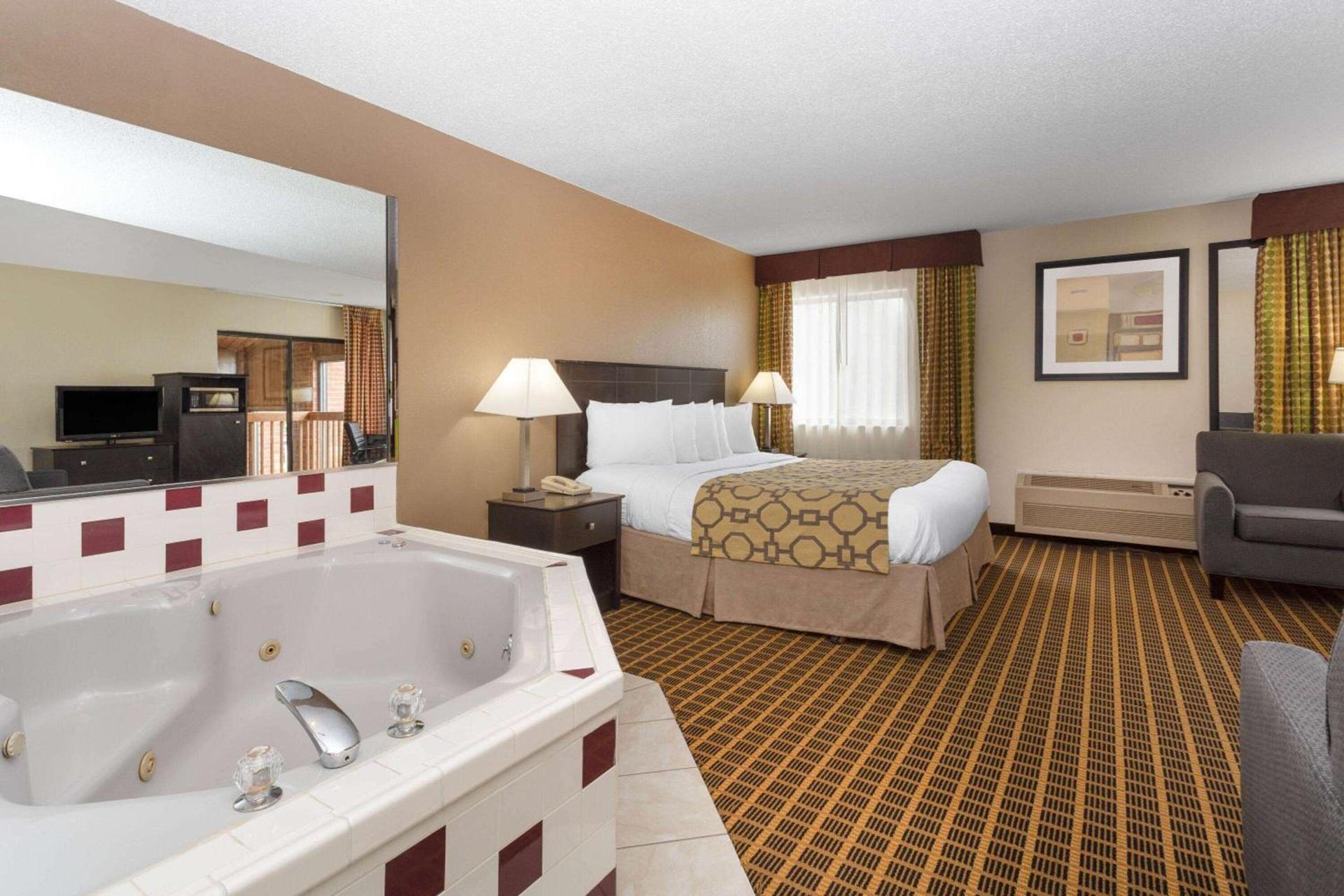 Baymont by Wyndham Harvard photo 10