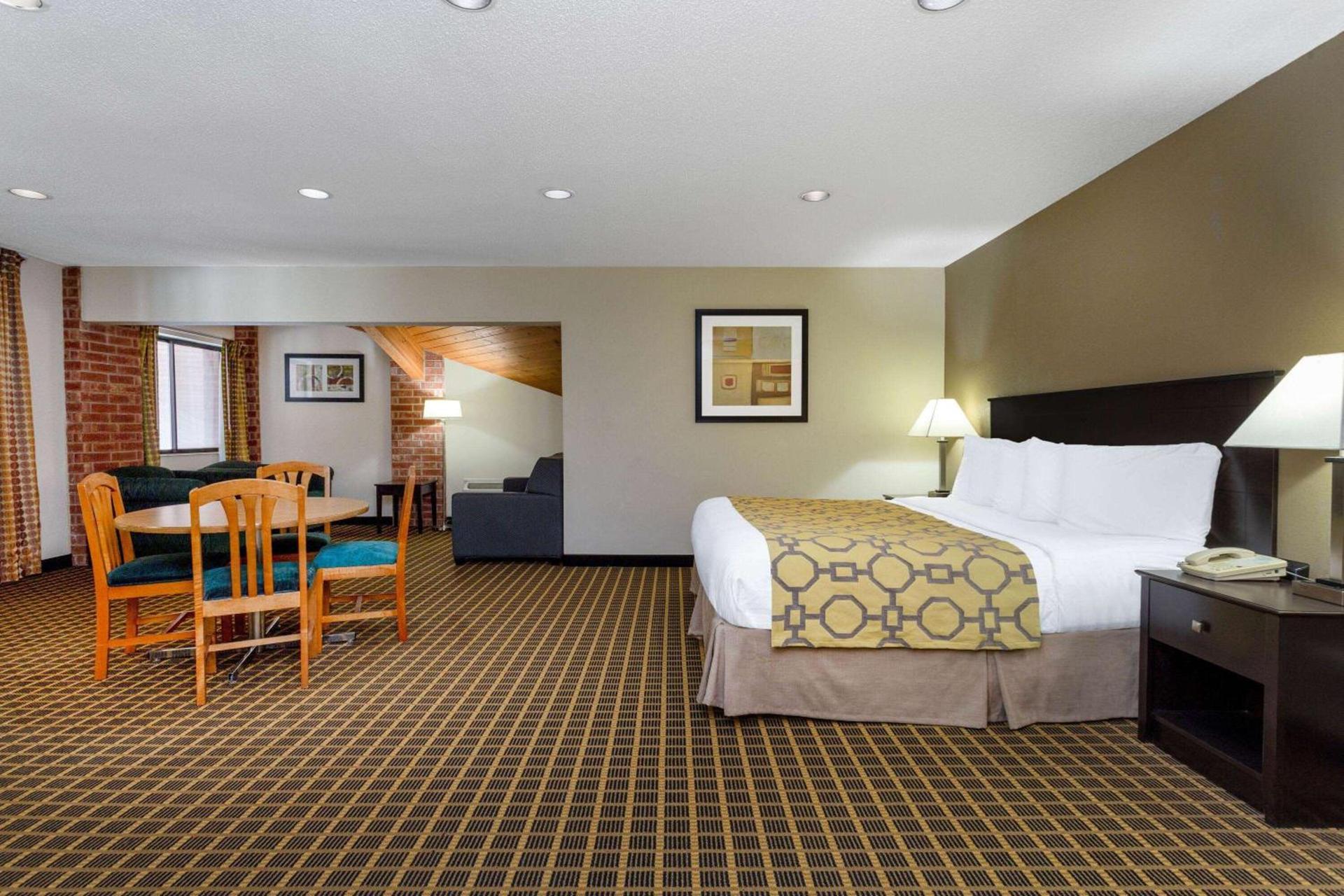 Baymont by Wyndham Harvard photo 12