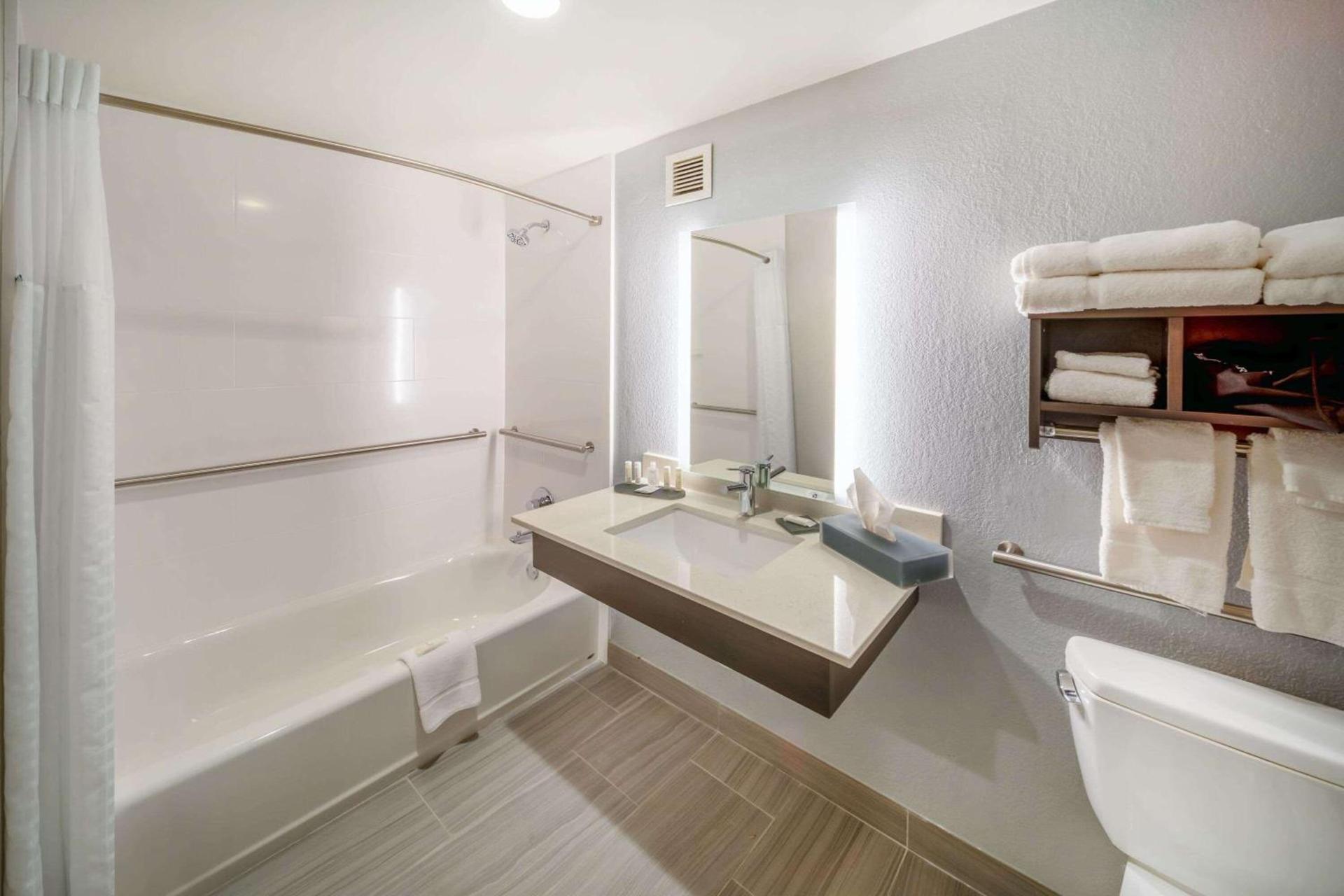 La Quinta by Wyndham Jonesboro photo 20