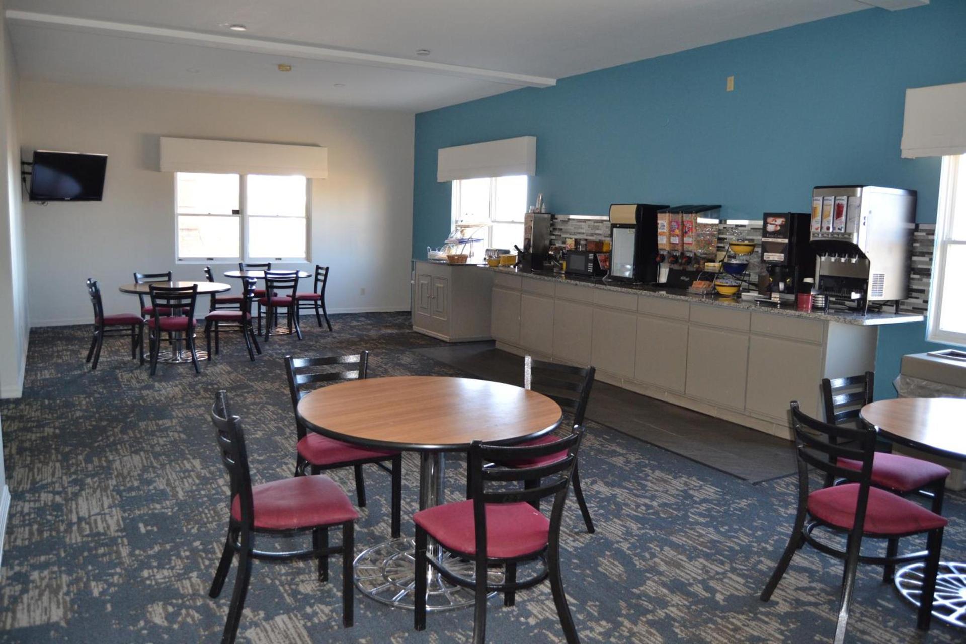 Days Inn and Suites by Wyndham Sikeston photo 43
