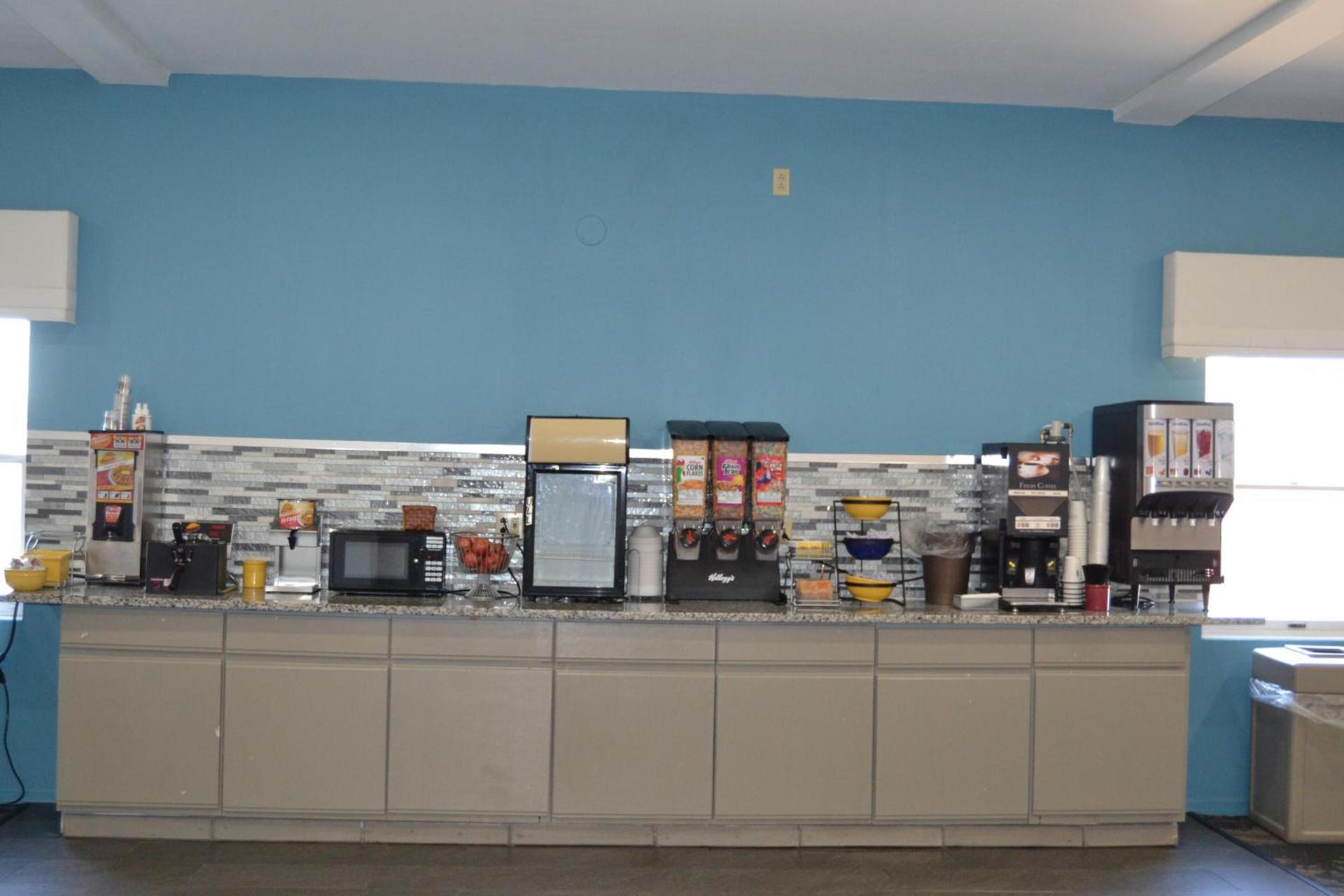 Days Inn and Suites by Wyndham Sikeston photo 42