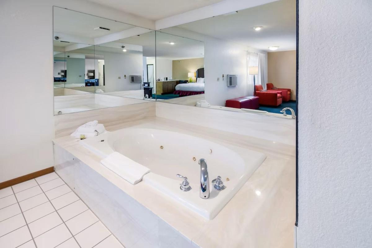 Alliance Hotel & Suites, a Howard Johnson by Wyndham photo 9