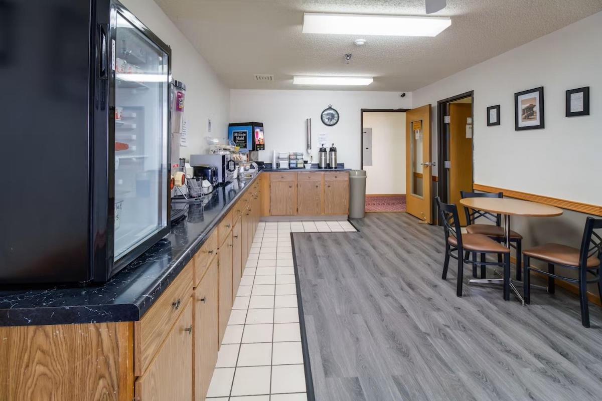 Alliance Hotel & Suites, a Howard Johnson by Wyndham photo 6