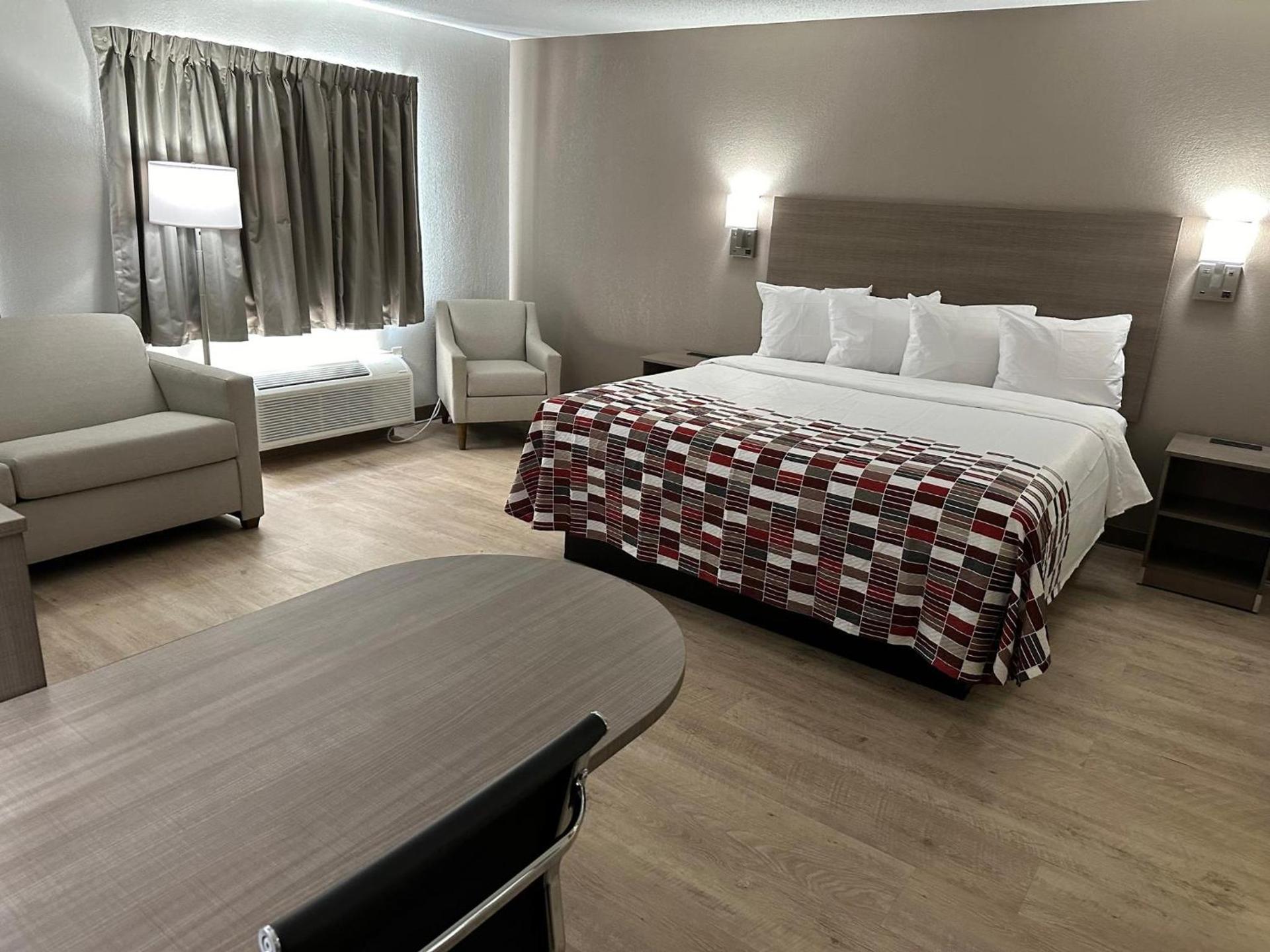 Red Roof Inn Flint photo 6