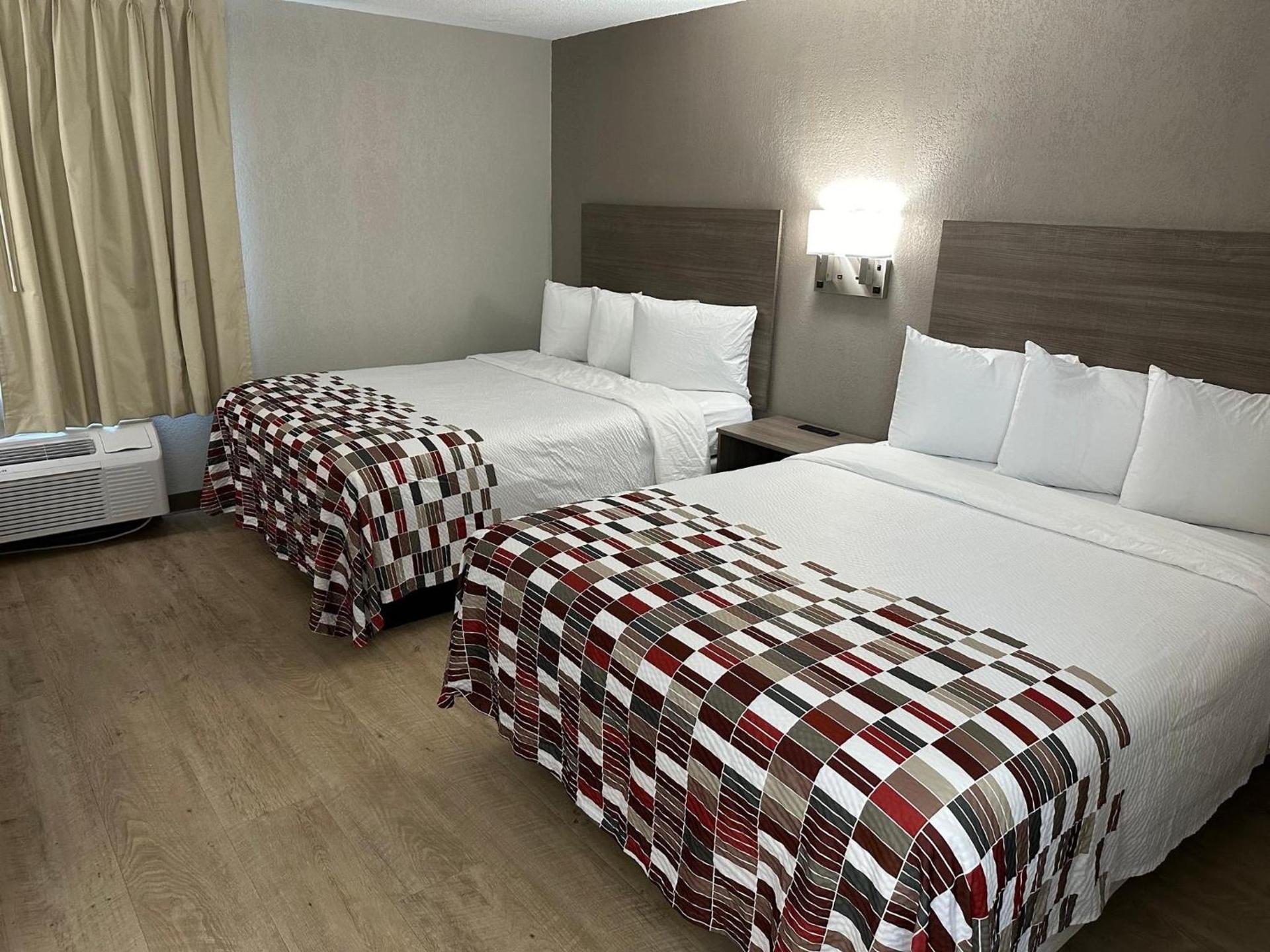 Red Roof Inn Flint photo 8