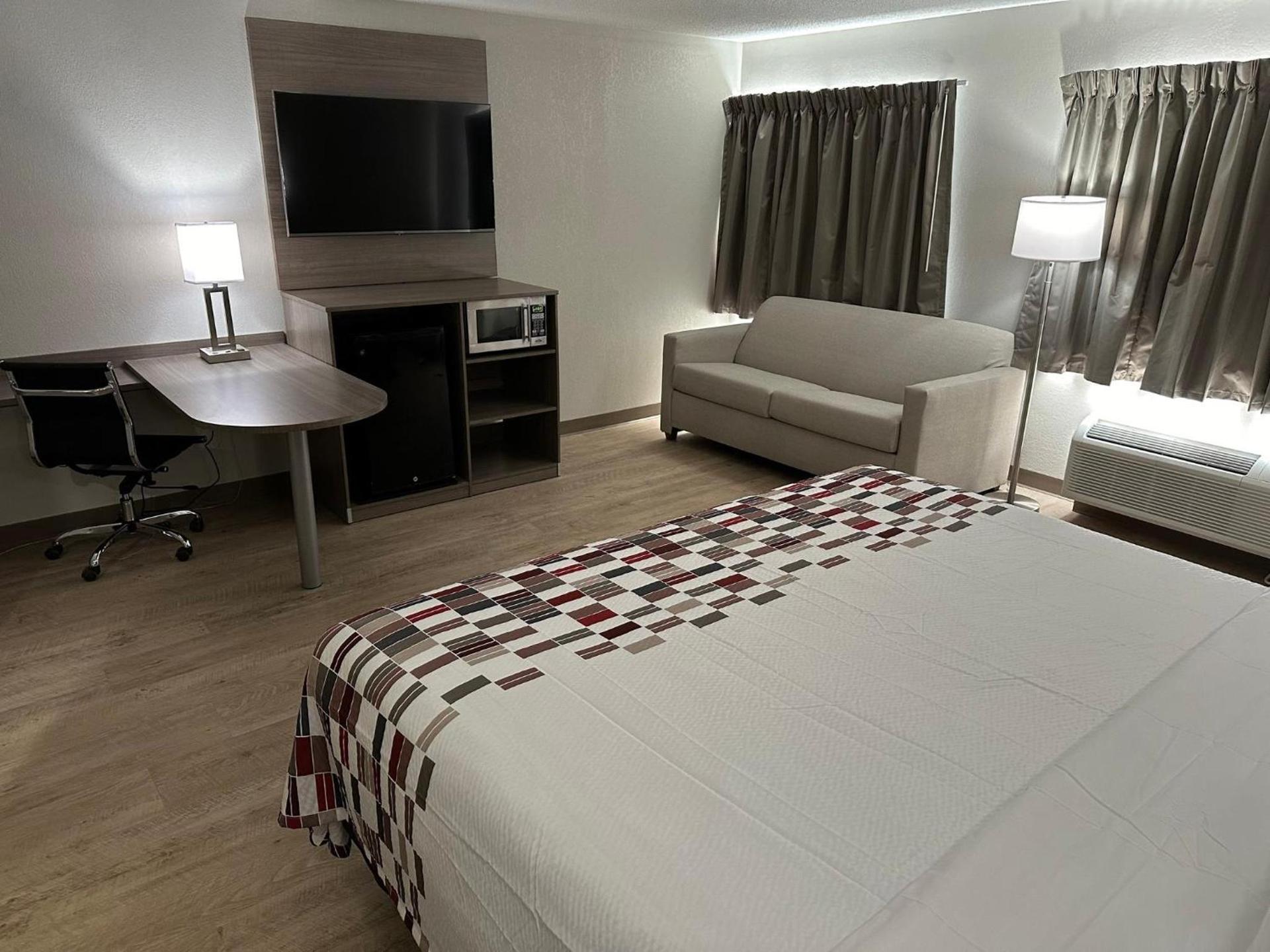 Red Roof Inn Flint photo 7