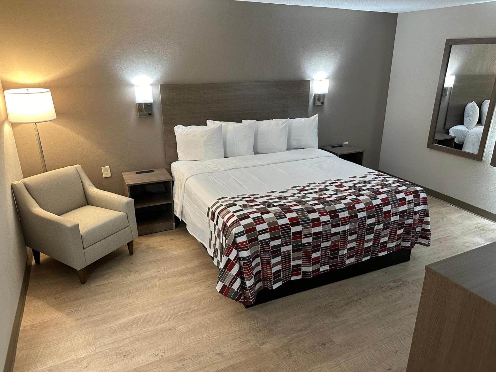 Red Roof Inn Flint photo 9