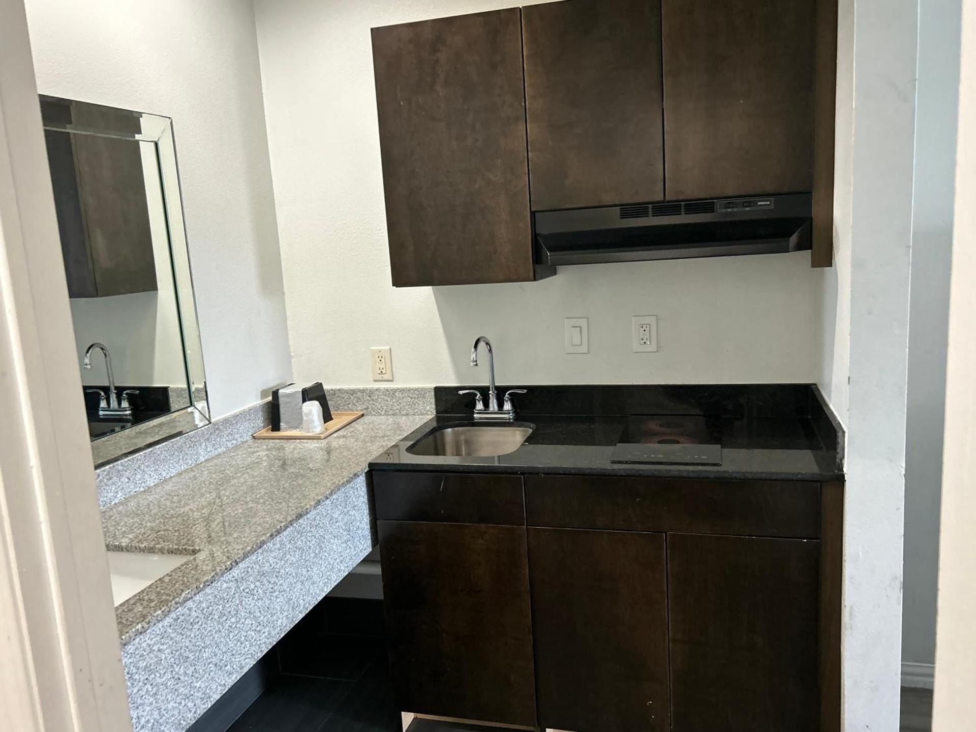 Regency Inn & Suites photo 6