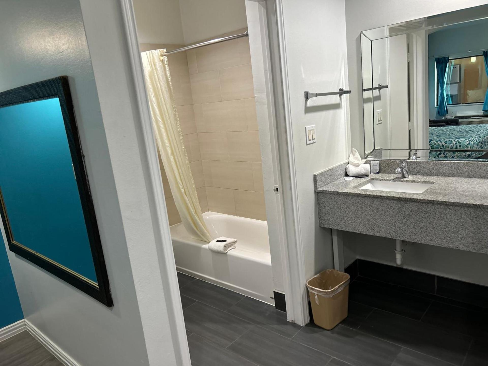 Regency Inn & Suites photo 8