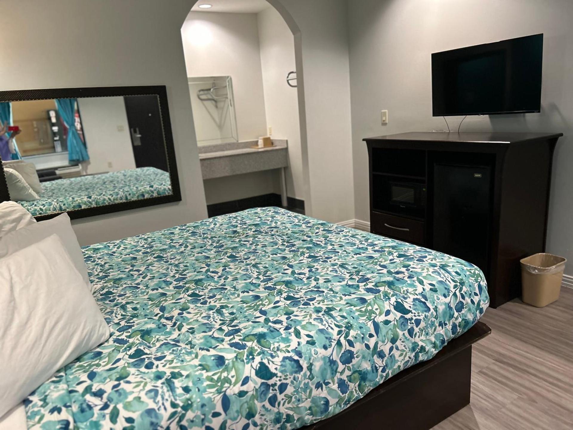 Regency Inn & Suites photo 7