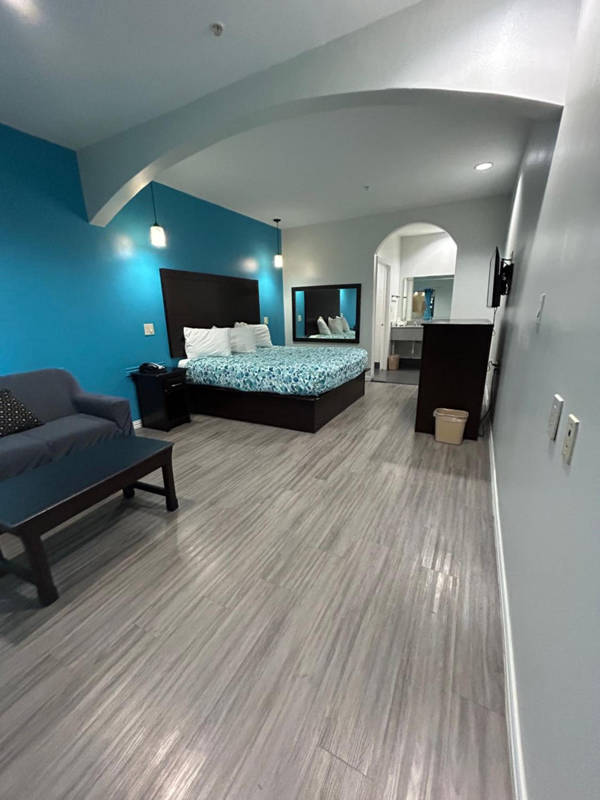 Regency Inn & Suites photo 10