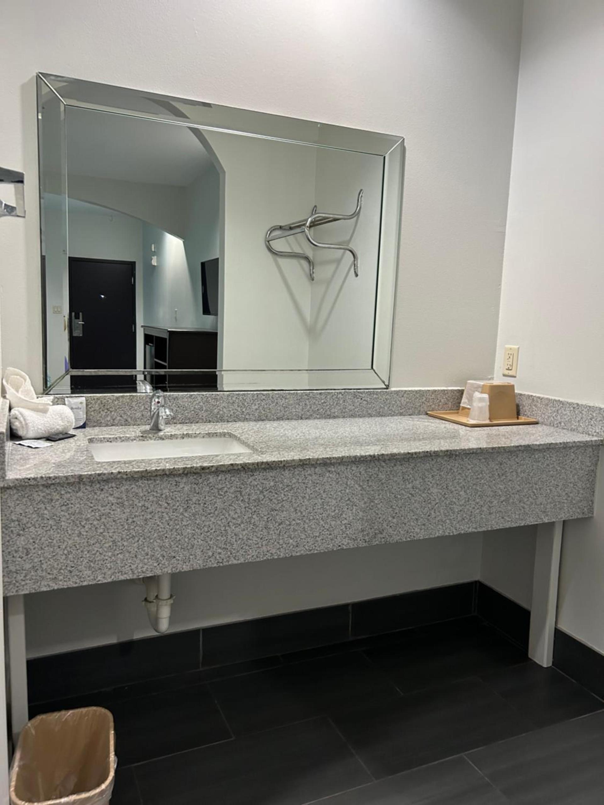 Regency Inn & Suites photo 9