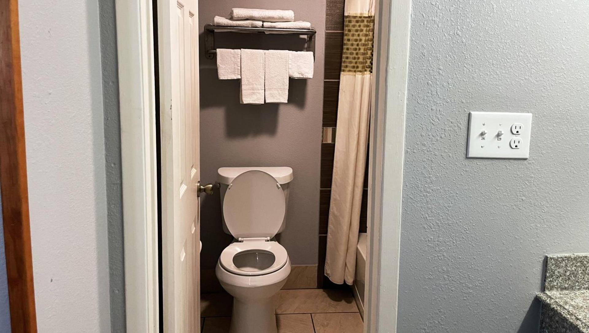 Royal Inn Linden photo 25