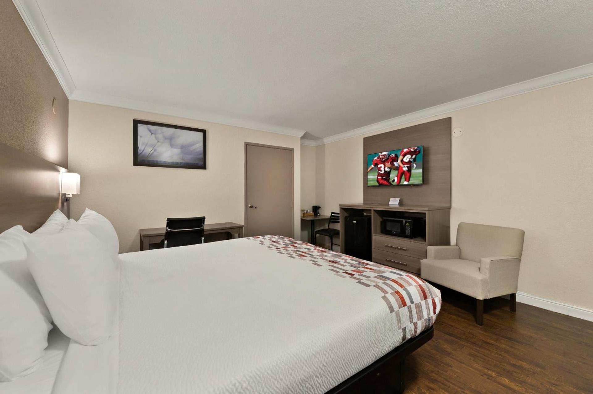 Red Roof Inn Los Angeles - Bellflower photo 25