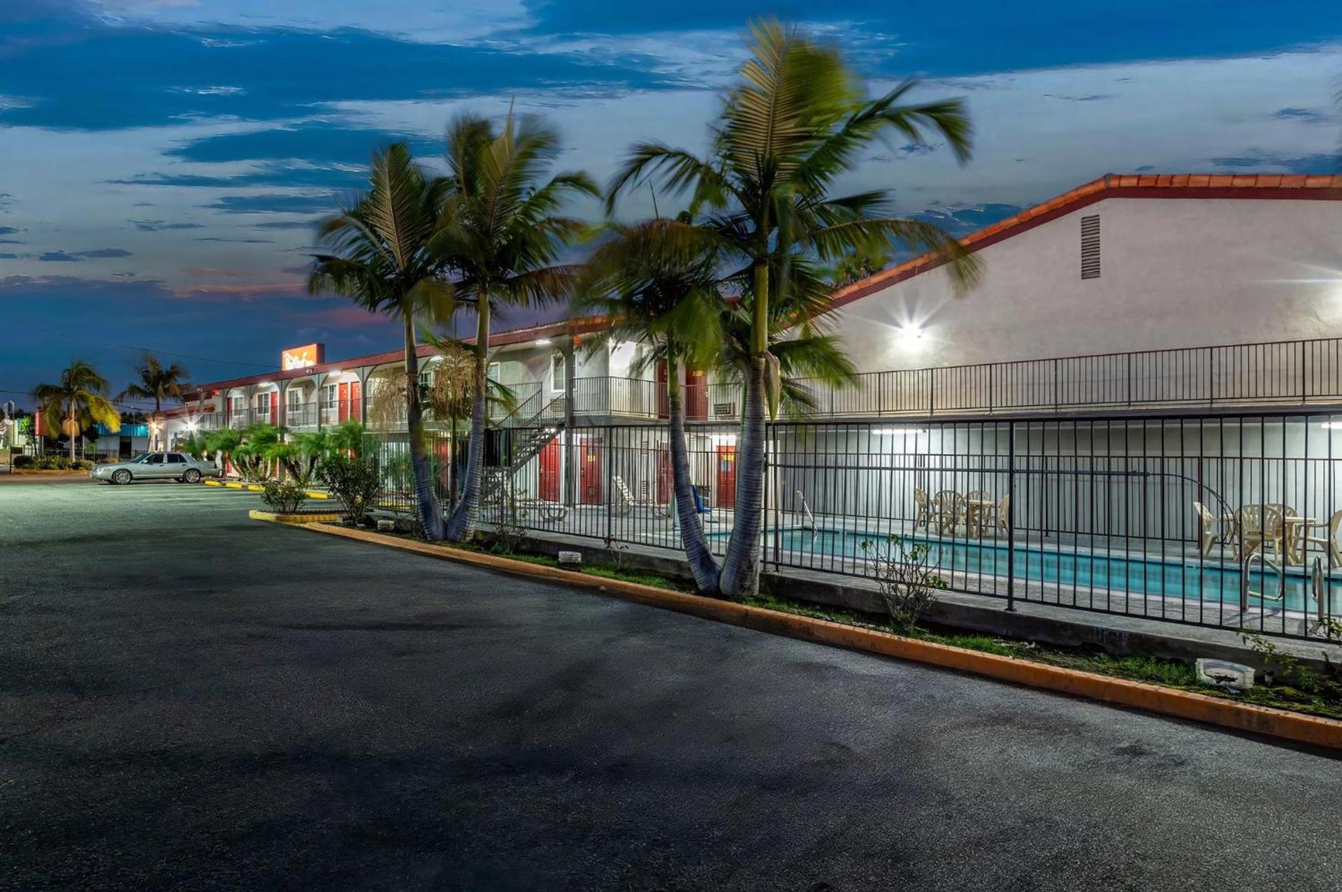Red Roof Inn Los Angeles - Bellflower photo 9