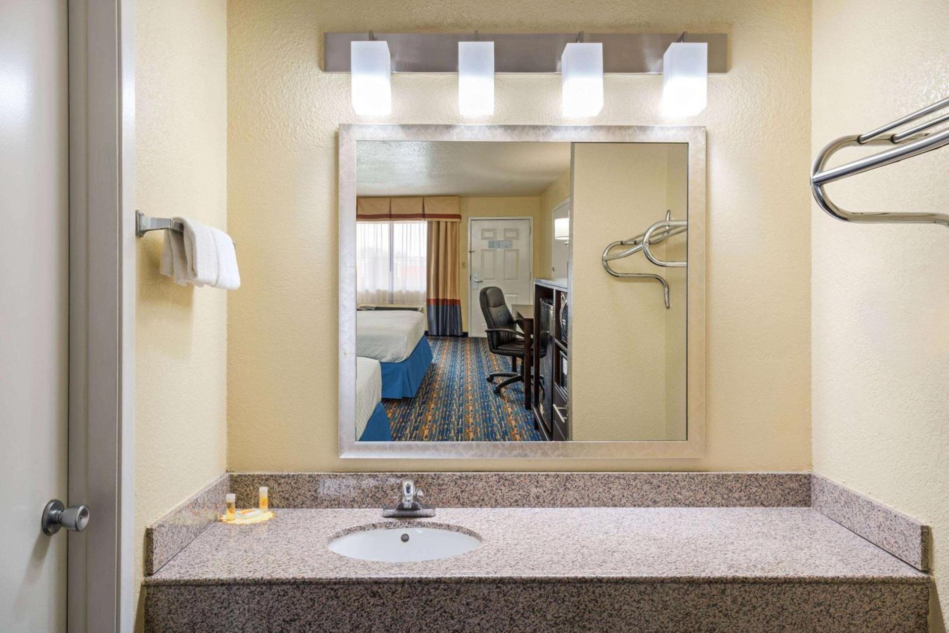 Days Inn by Wyndham Near Seaworld San Antonio photo 5