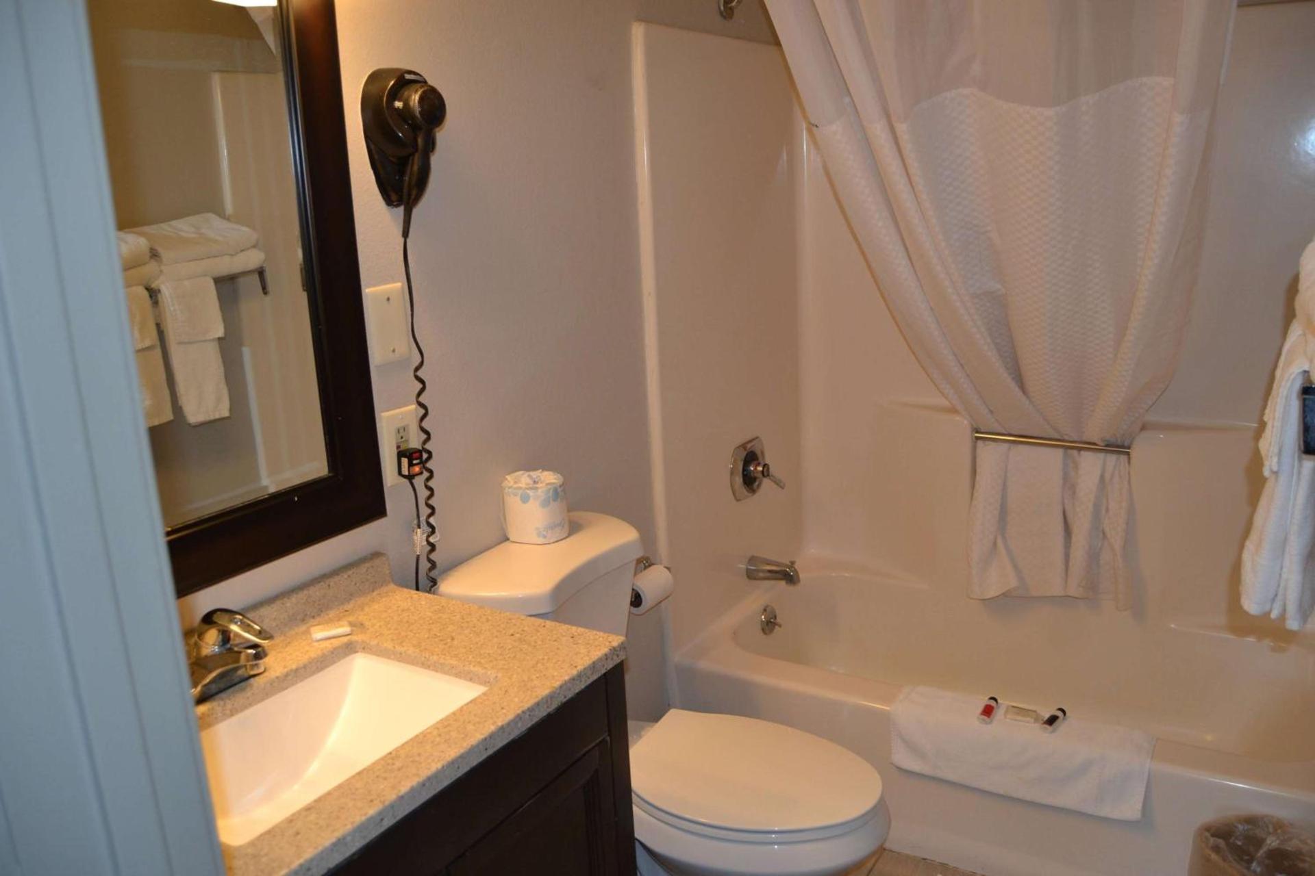 Days Inn and Suites by Wyndham Sikeston photo 25