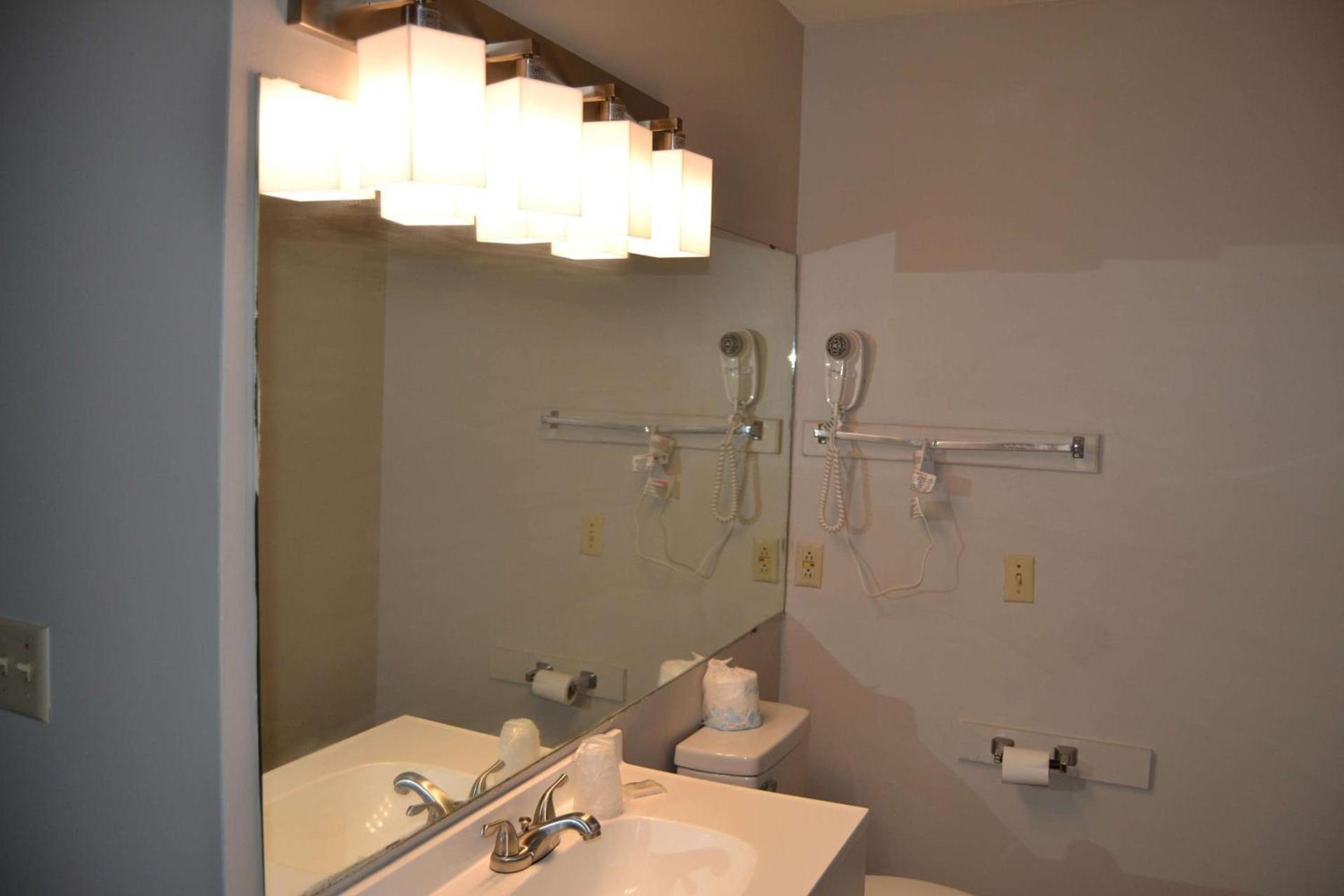 Days Inn and Suites by Wyndham Sikeston photo 28
