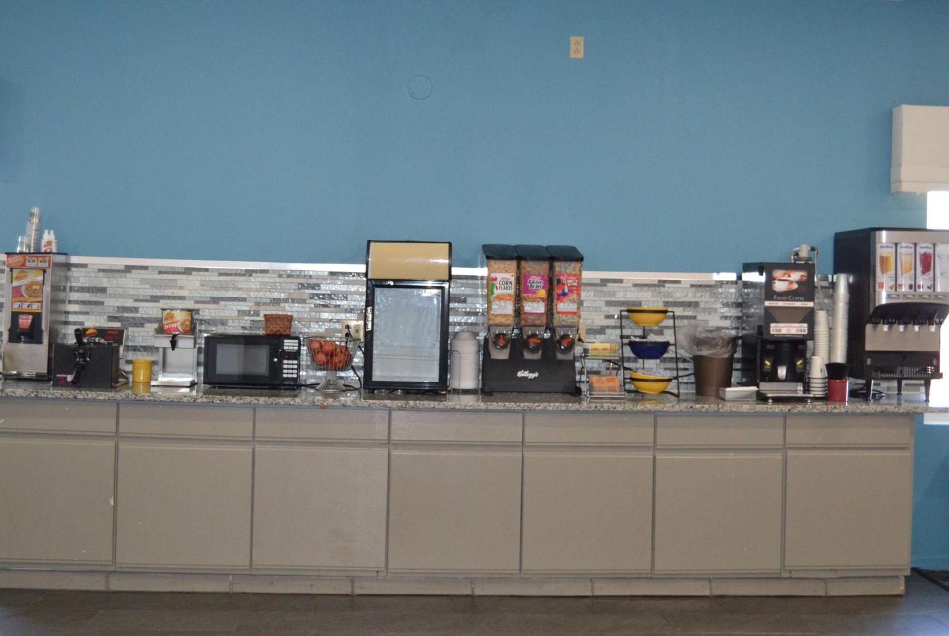 Days Inn and Suites by Wyndham Sikeston photo 30