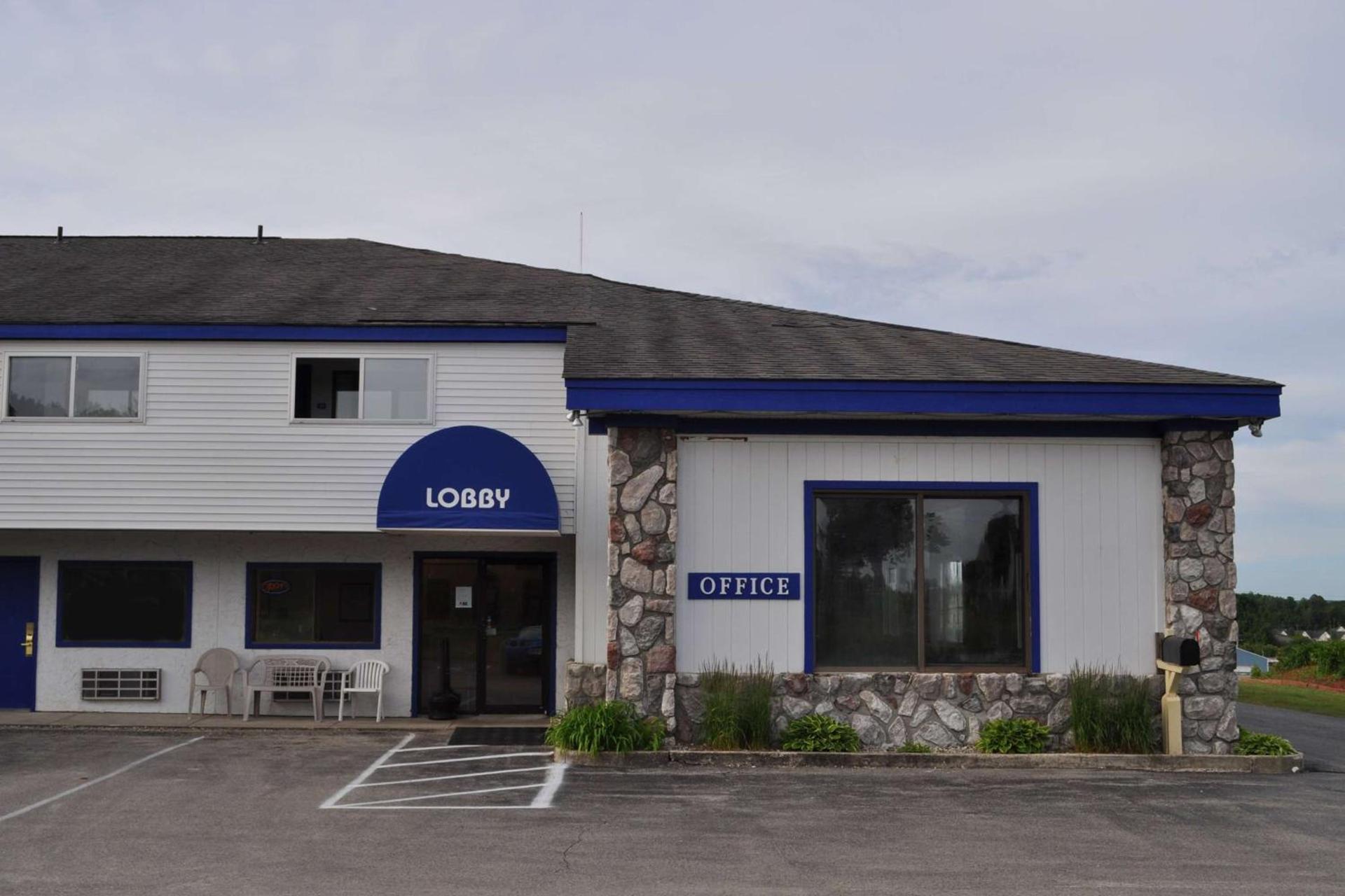 Super 8 by Wyndham Petoskey photo 21